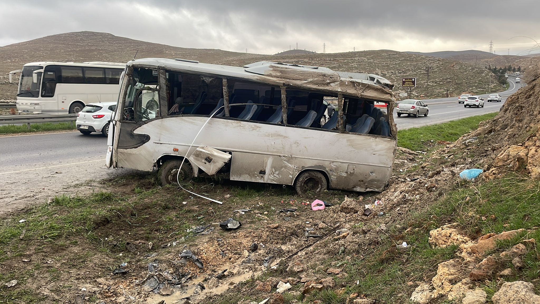 Şanlıurfa'da işçi servisi devrildi: 15 yaralı
