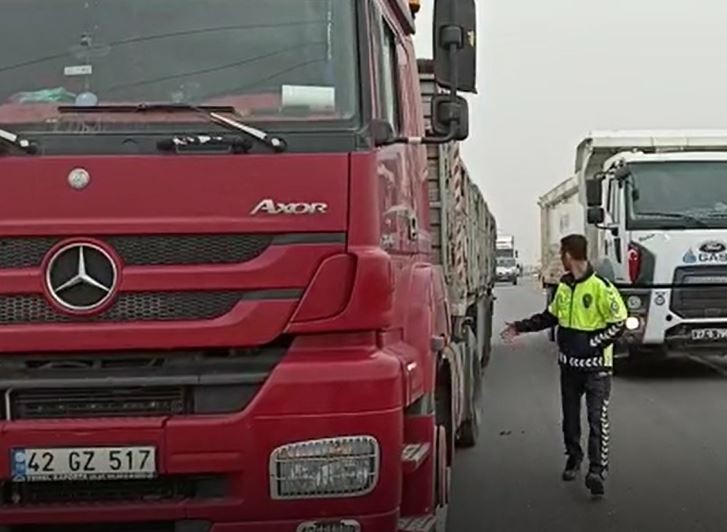 Birecik'te öğrenci servisi ile tır çarpıştı; 4 yaralı