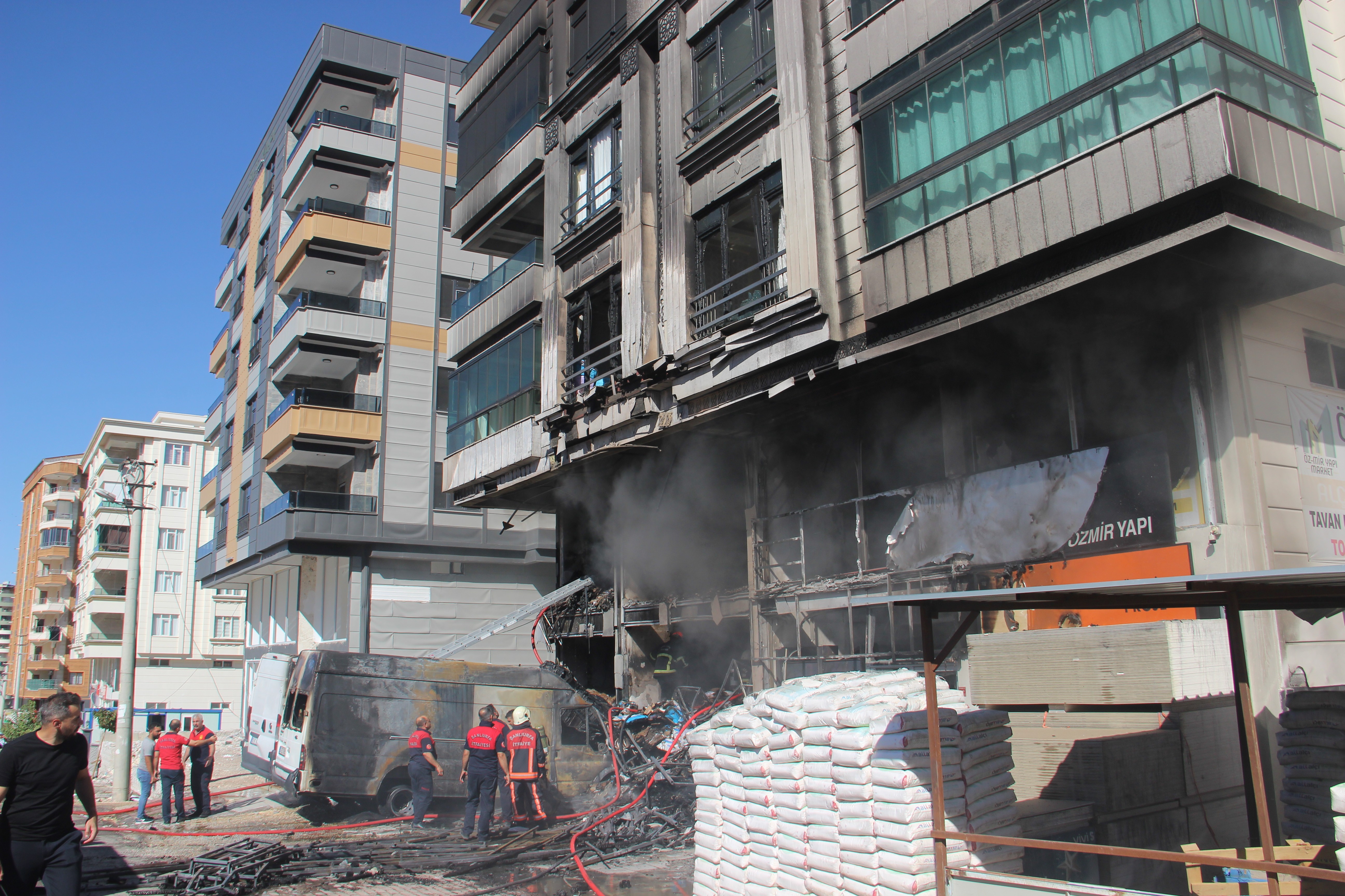 Karaköprü'de iş yerinde çıkan yangın apartmanı sardı!