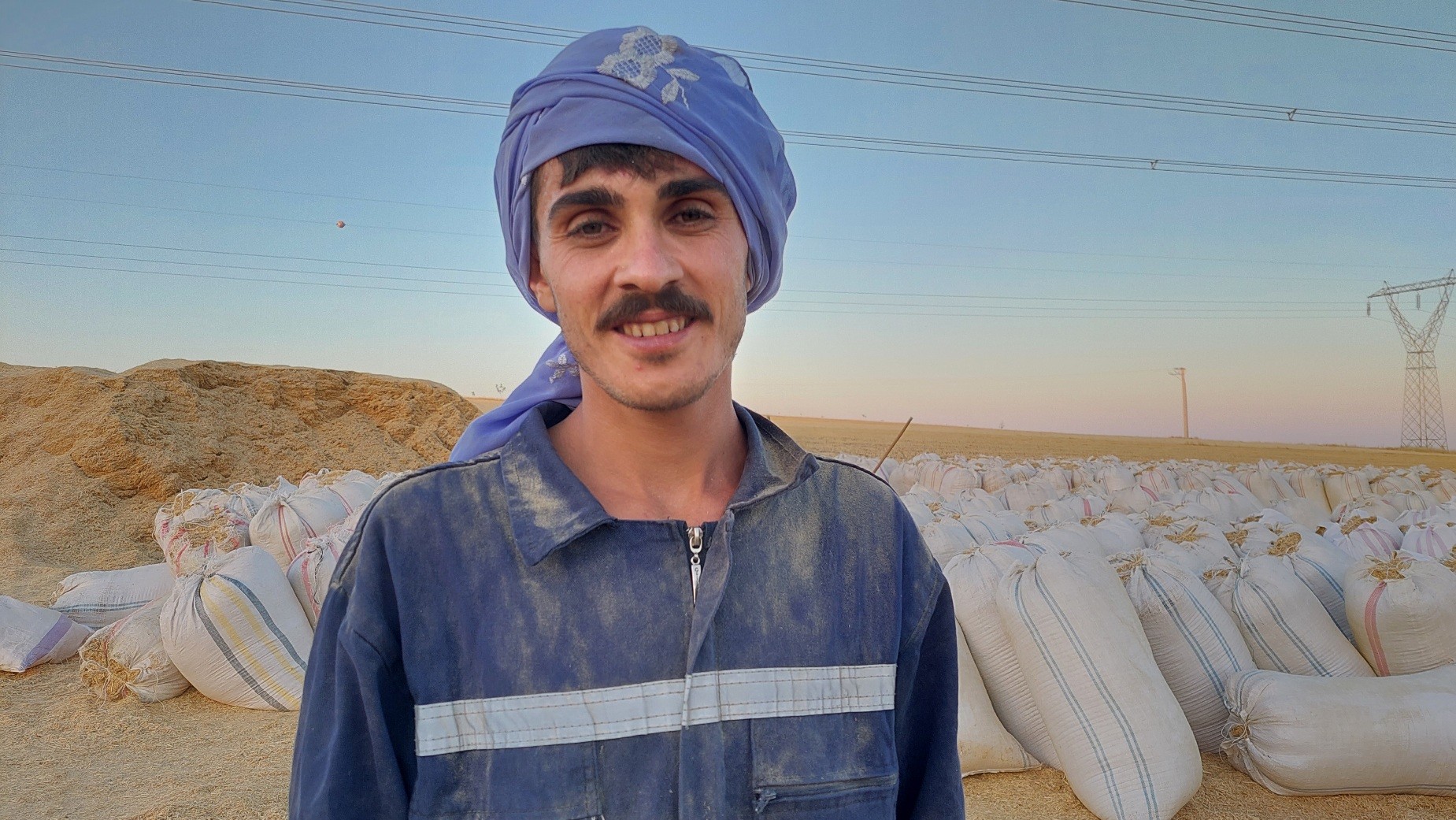 Urfalı saman işçileri ay ışığında çalışıyorlar