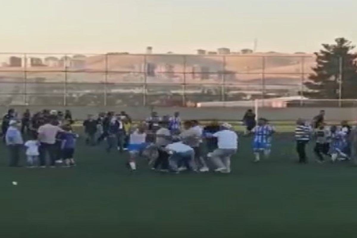 Maç bitti yeşil saha karıştı!