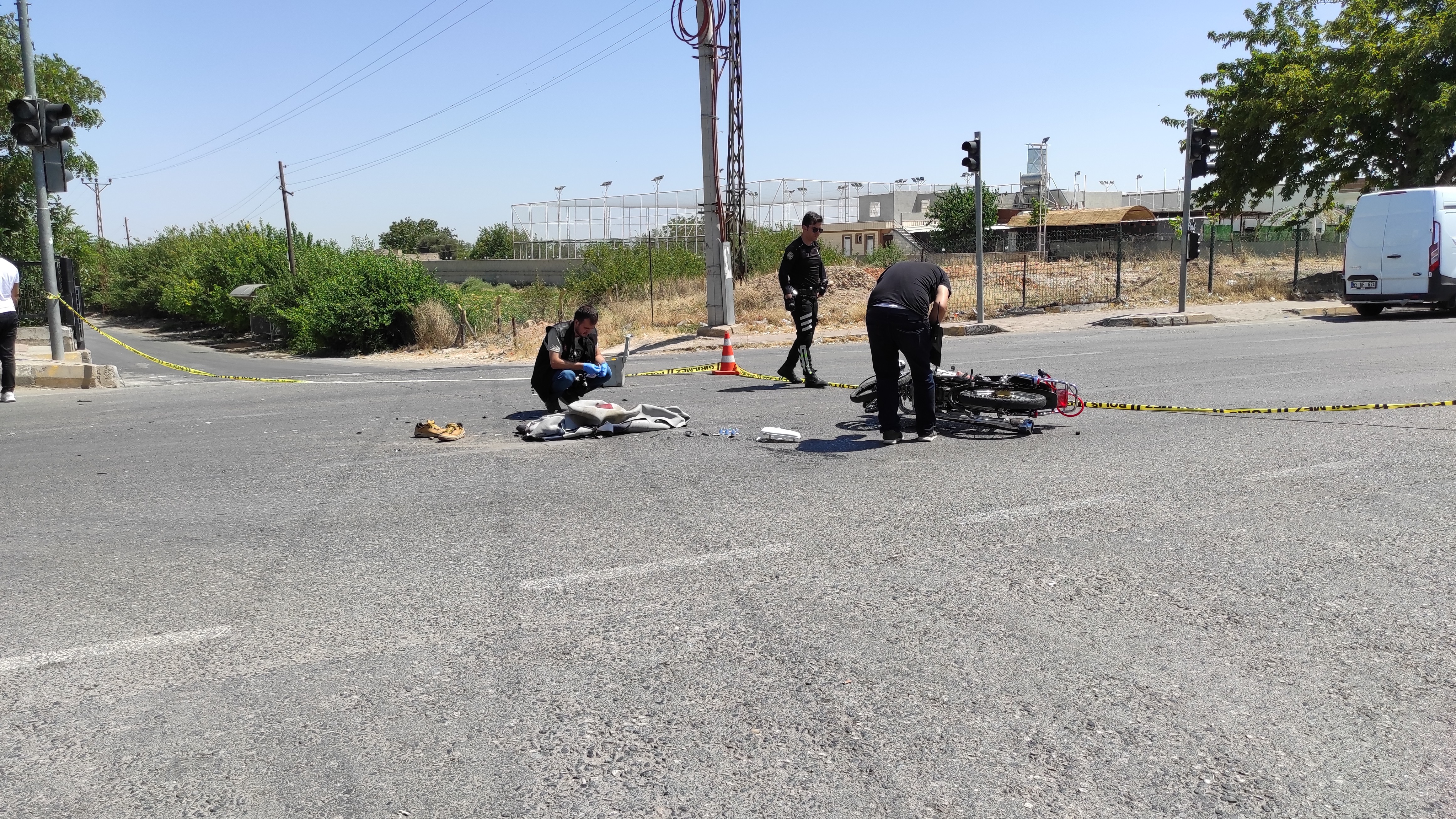 Şanlıurfa’da tıra çarpan motosikletin sürücüsü öldü