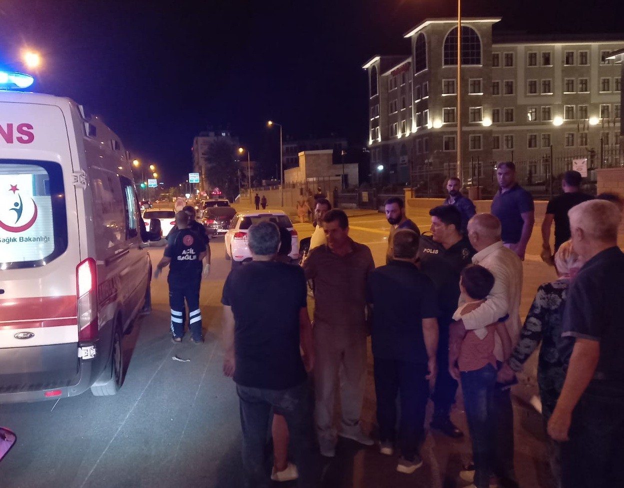 Motosiklet devrildi: 2 yaralı var