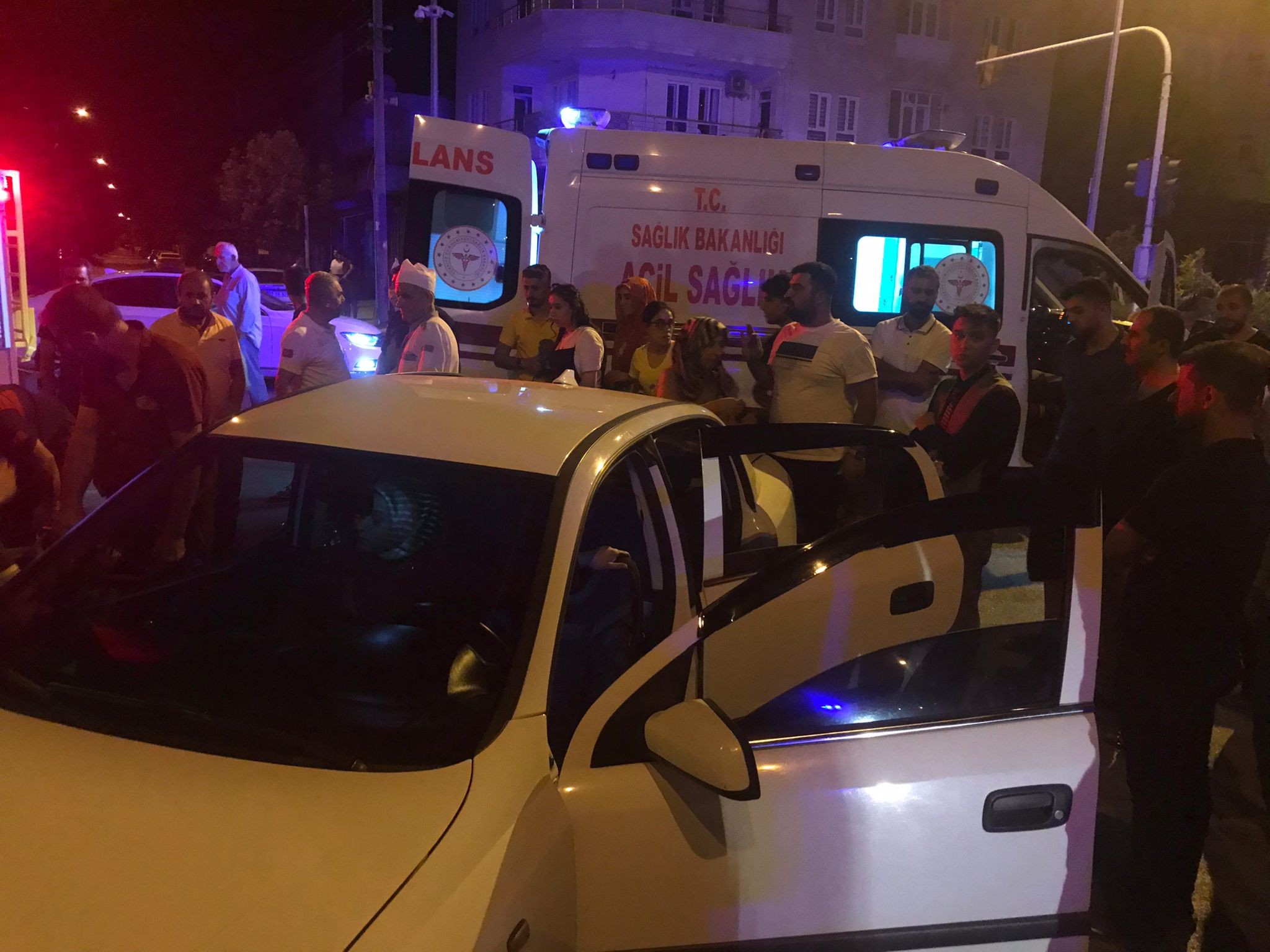 Otomobil ile minübüs çarpıştı: yaralılar var