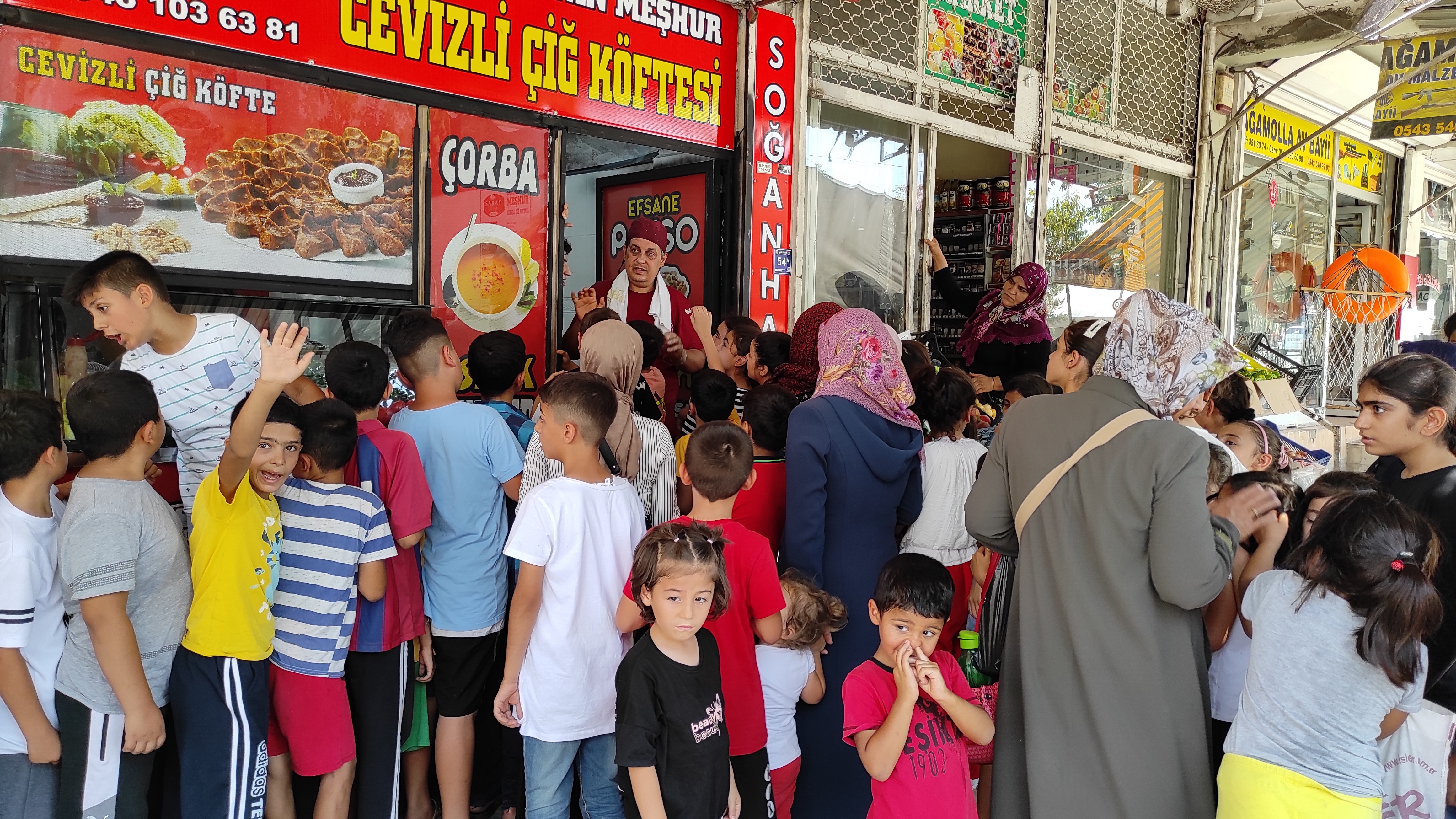 Cevizli çiğköfte yiyebilmek için birbirlerini ezdiler