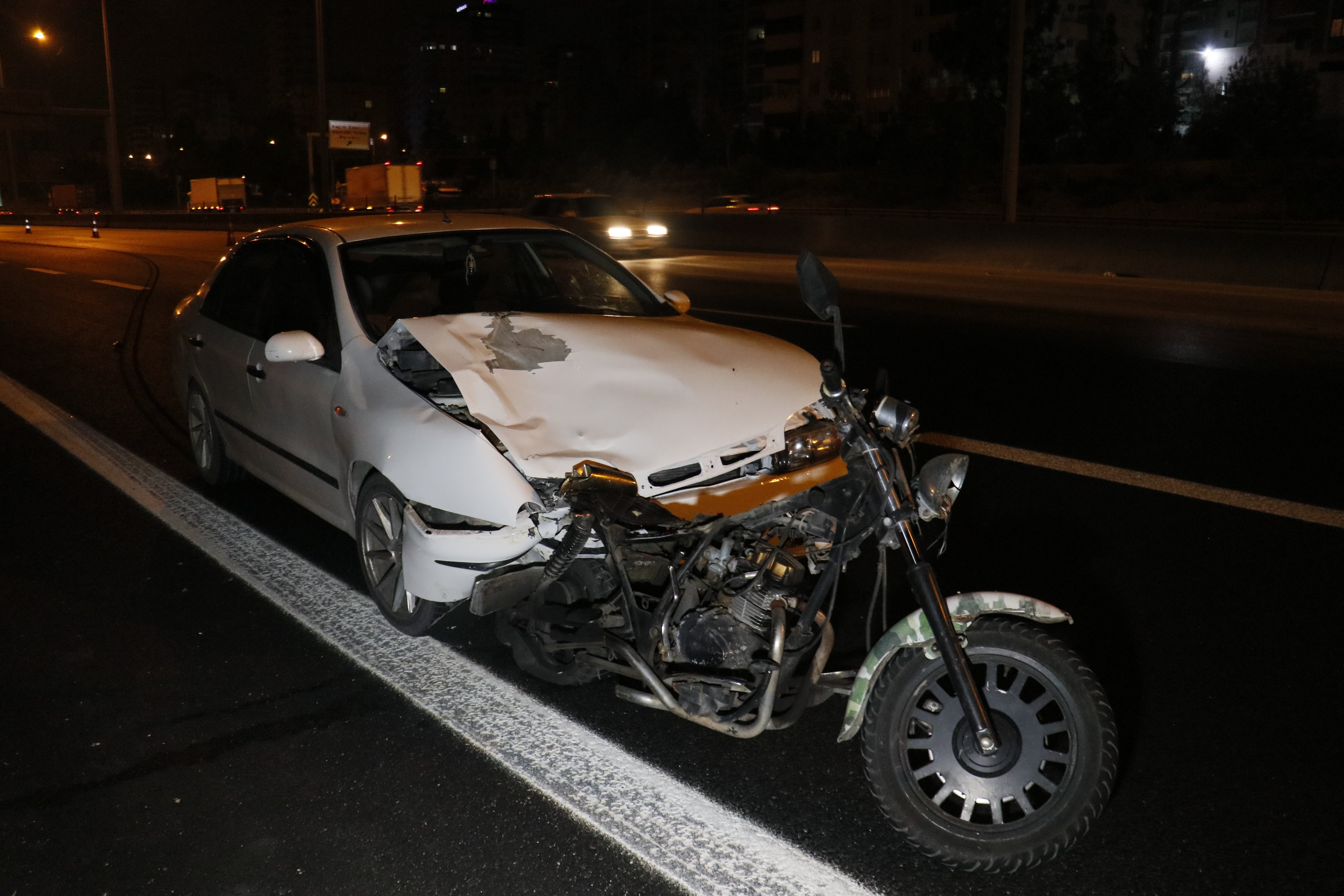 Otomobil motosiklete çarptı: 1 ölü, 2 yaralı