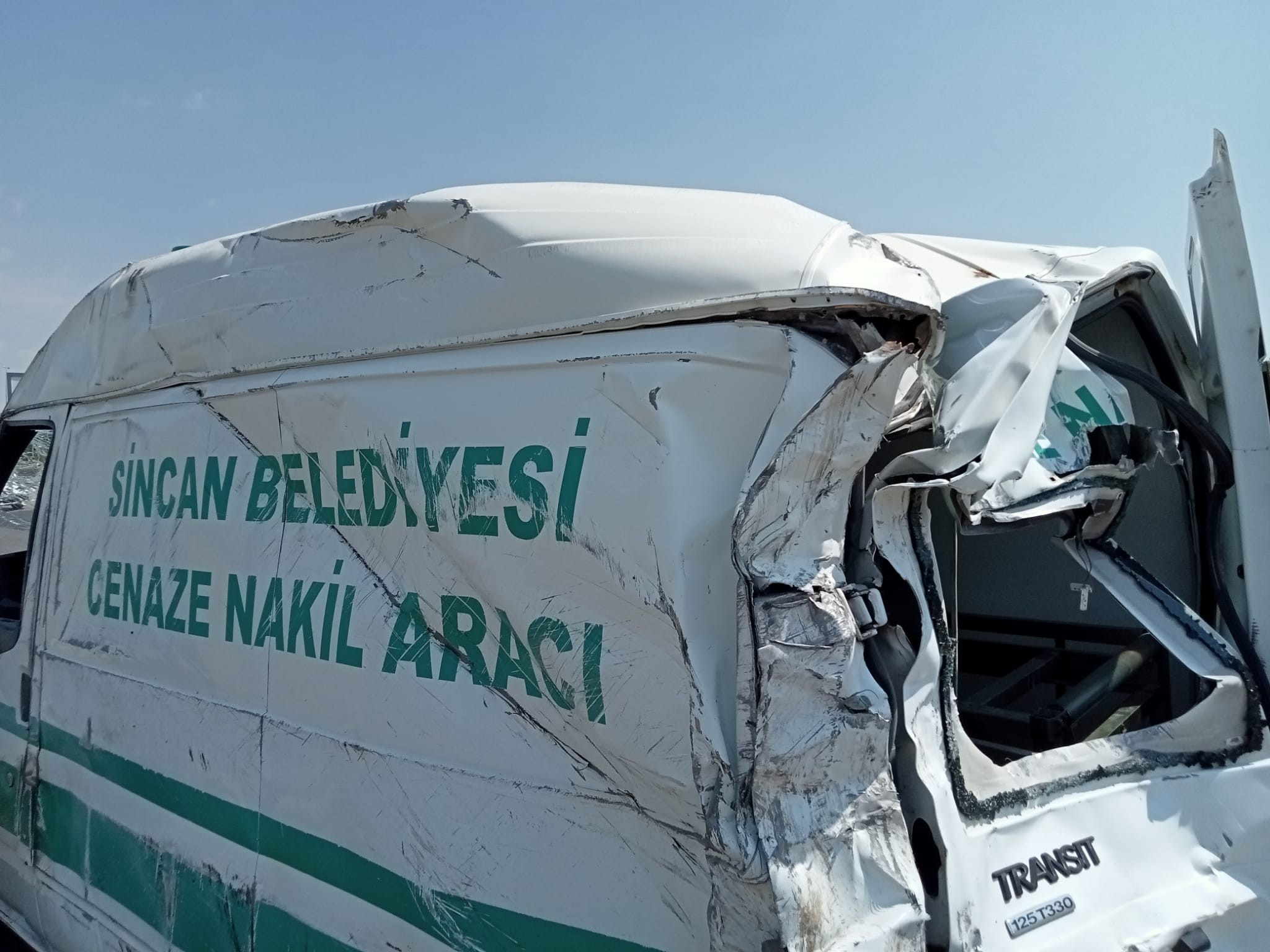 Kontrolden çıkan otomobil cenaze aracına çarptı