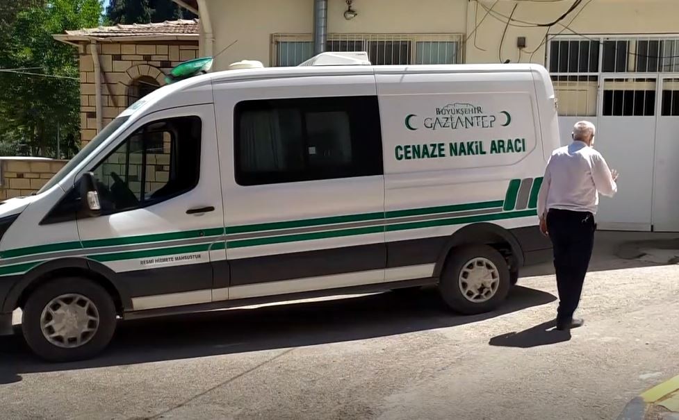 Orta refüje çarpan araç kaza yaptı: 1 ölü, 1 ağır yaralı