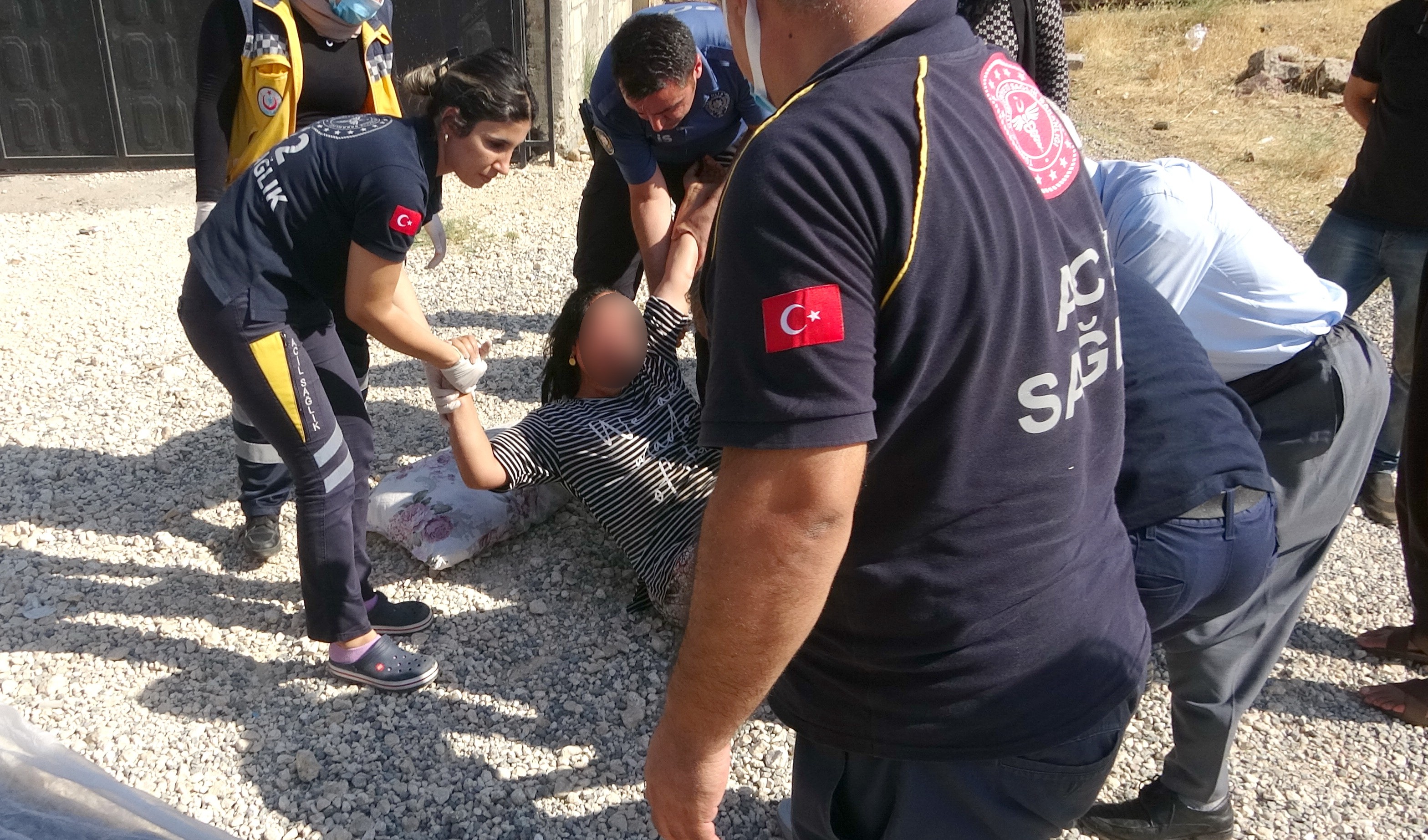 Eşini kafasına taşla vurup yaraladı