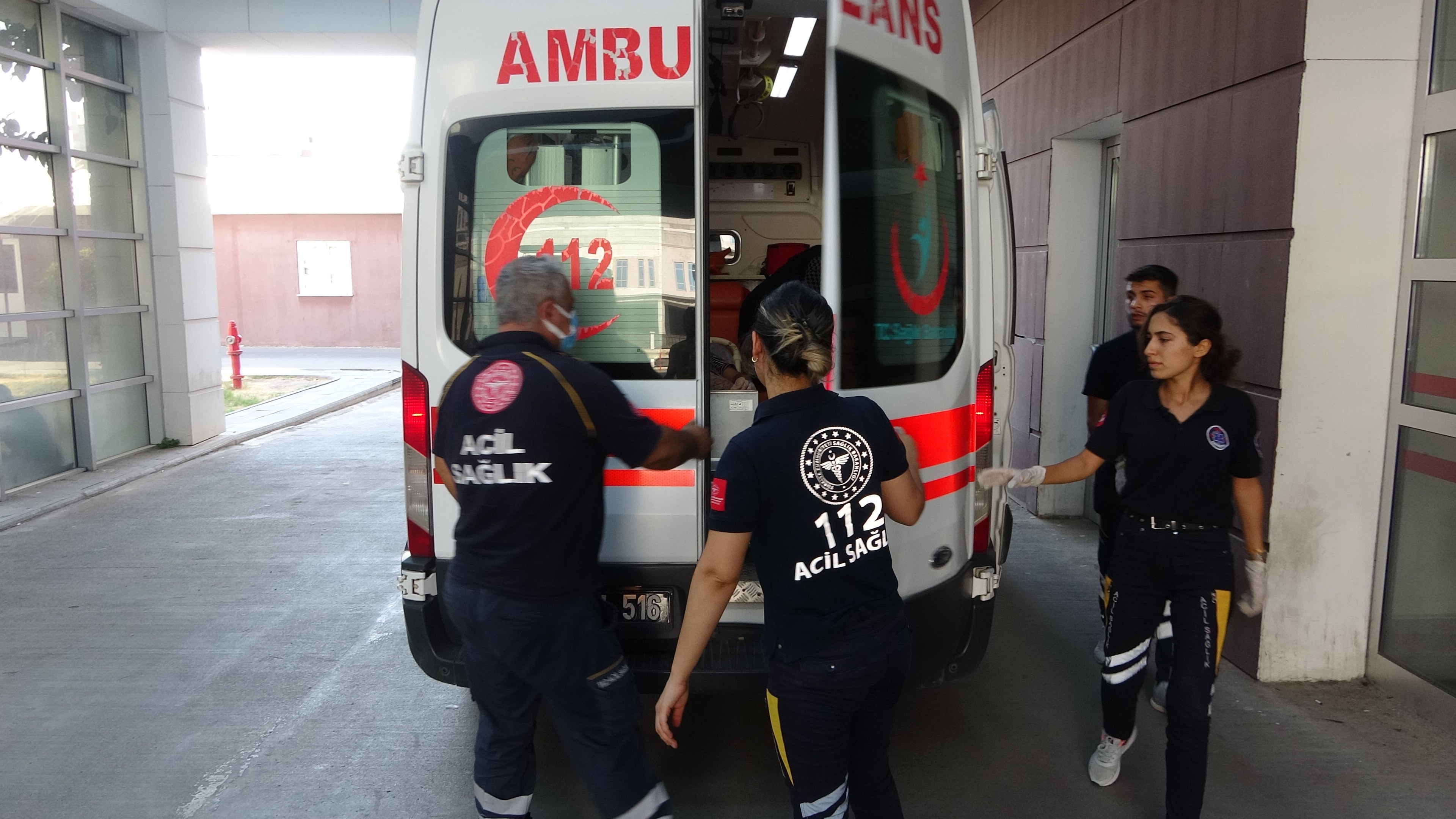 Eşini kafasına taşla vurup yaraladı