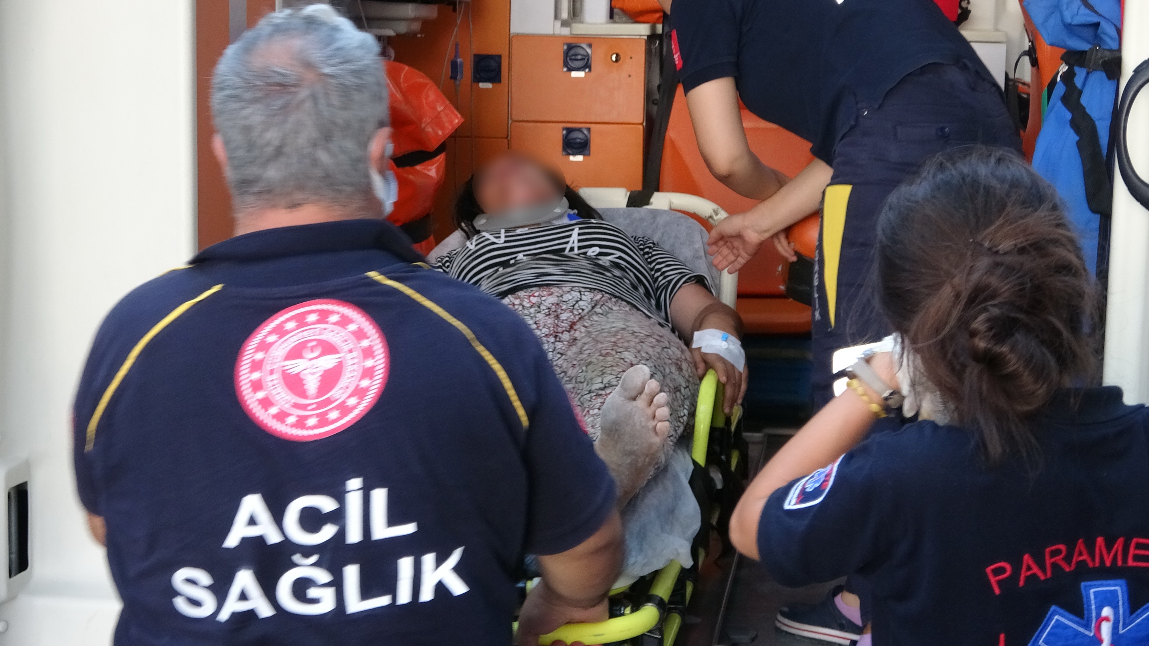 Eşini kafasına taşla vurup yaraladı