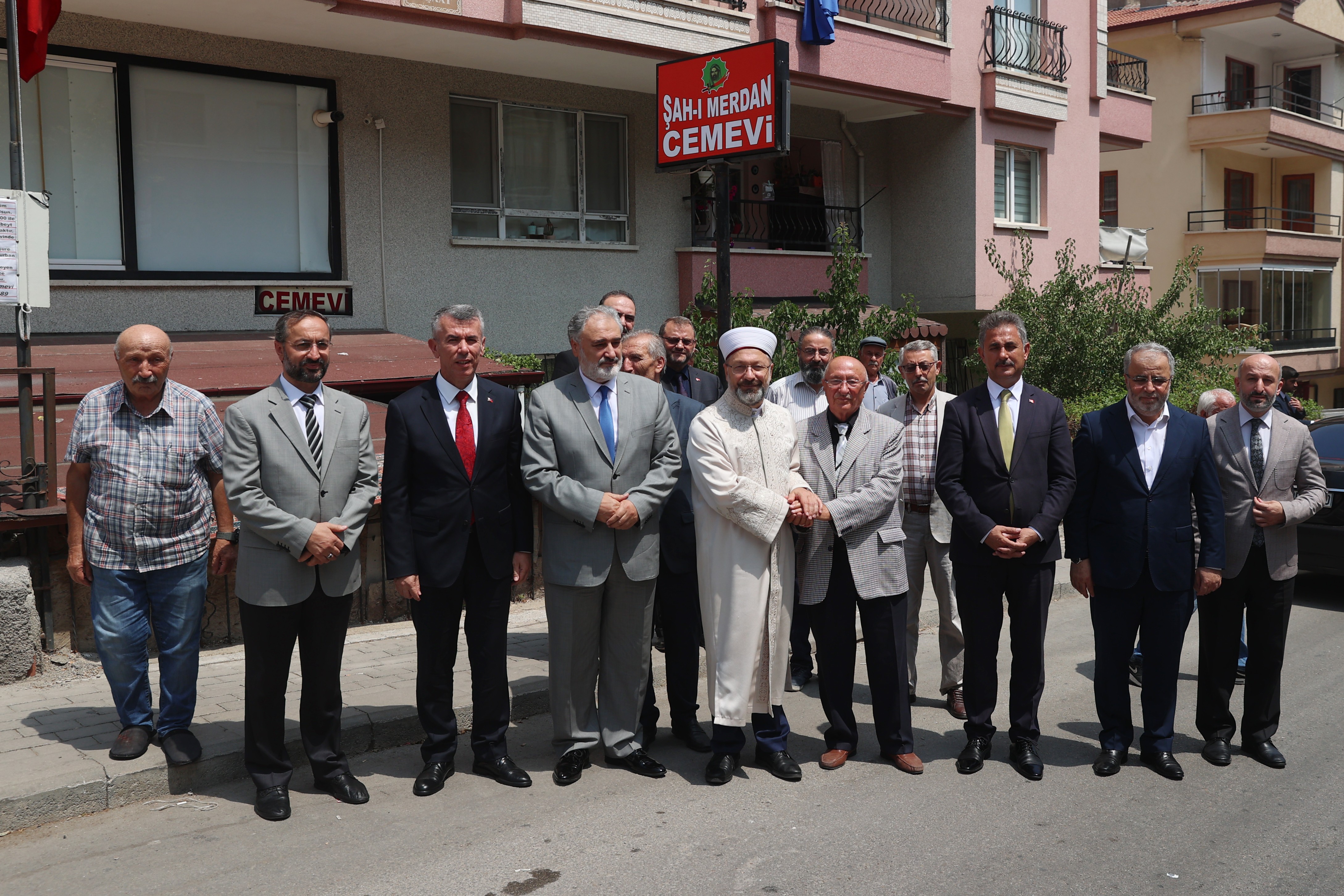 Saldırıya uğrayan cemevine başkan Erbaş'tan ziyaret
