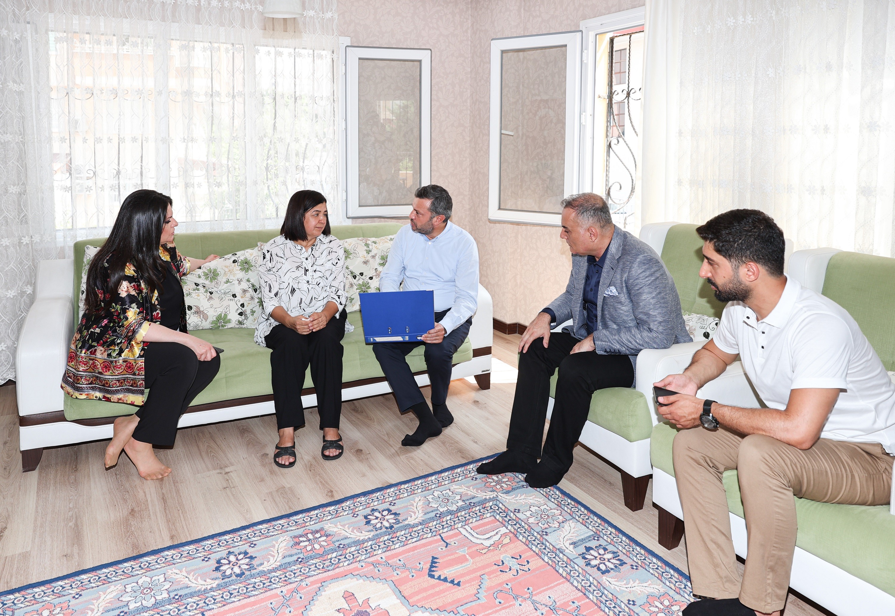 İşten çıkarılan şehit eşine Yüreğir Belediyesi sahip çıktı