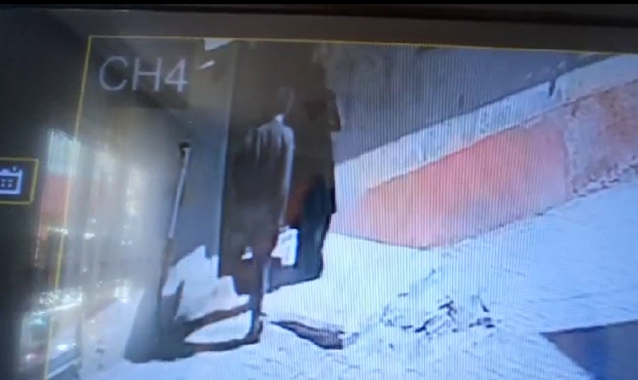 Hırsızın kira parasını çalması kameraya yansıdı