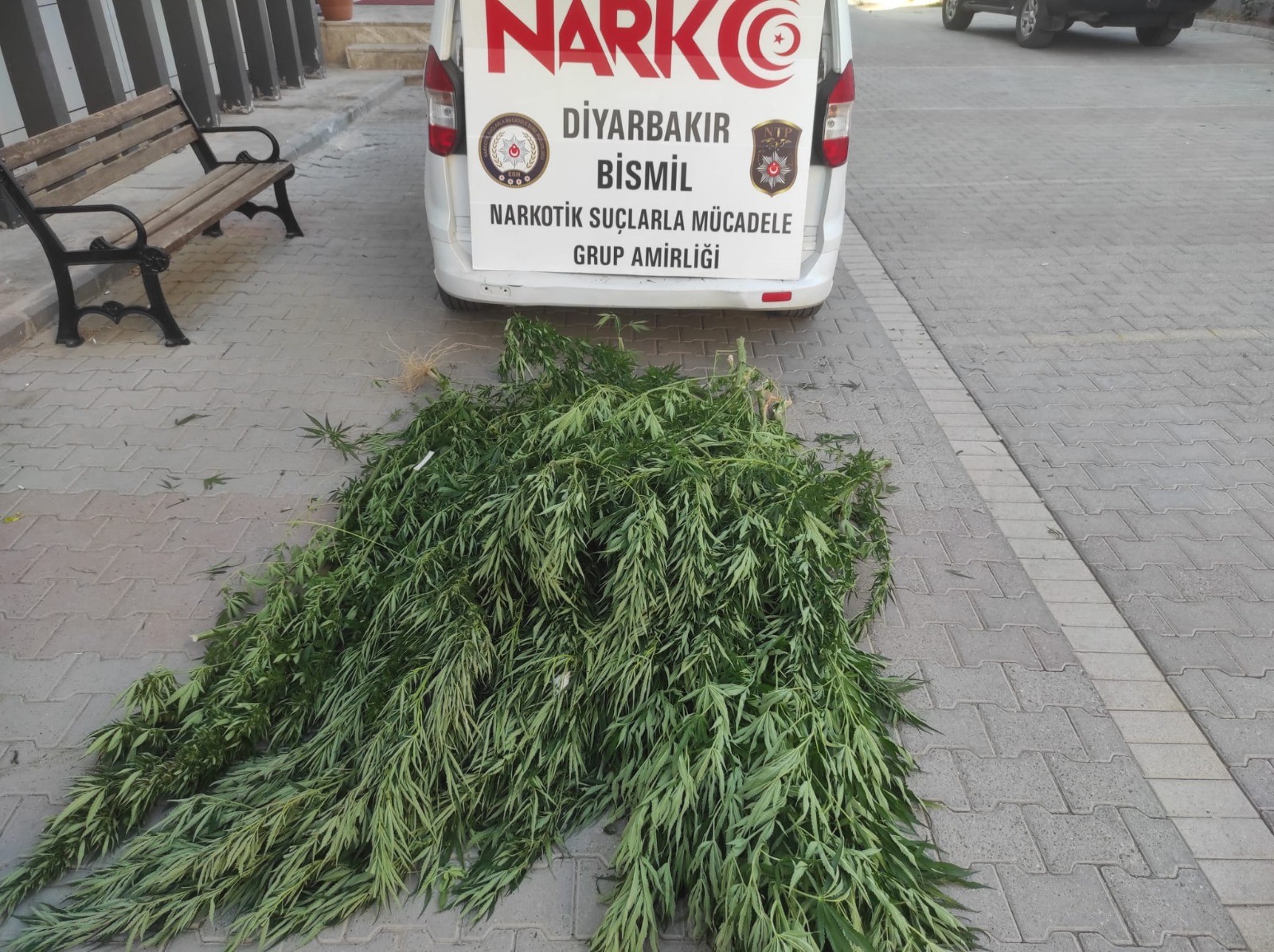 Büyük operasyonla silah ve uyuşturucu ele geçirildi