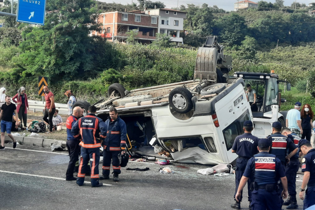 Mevsimlik işçileri taşıyan araç kaza yaptı: 1 ölü, 19 yaralı