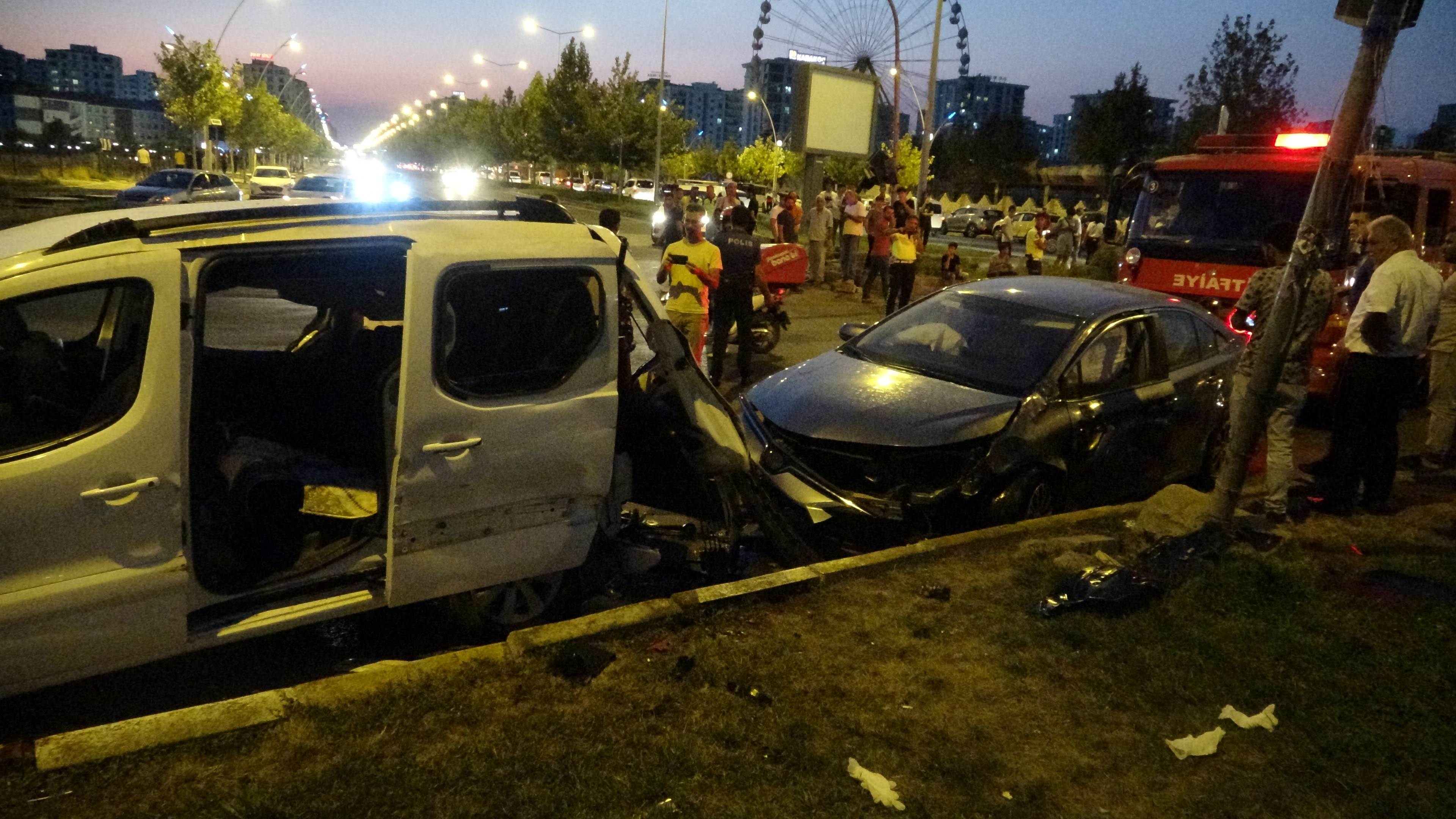 Diyarbakır'da  2 araç çarpıştı 4'ü çocuk 10 yaralı