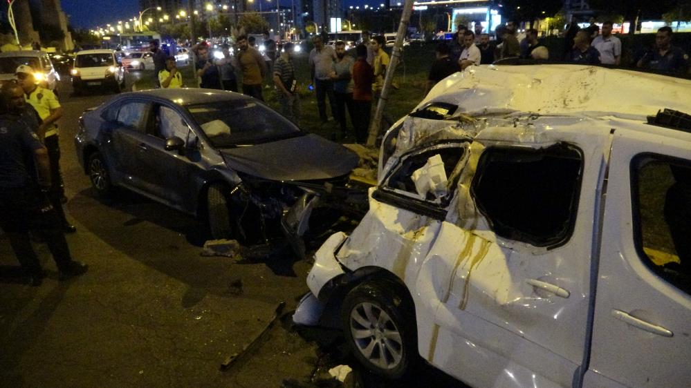Diyarbakır'da  2 araç çarpıştı 4'ü çocuk 10 yaralı