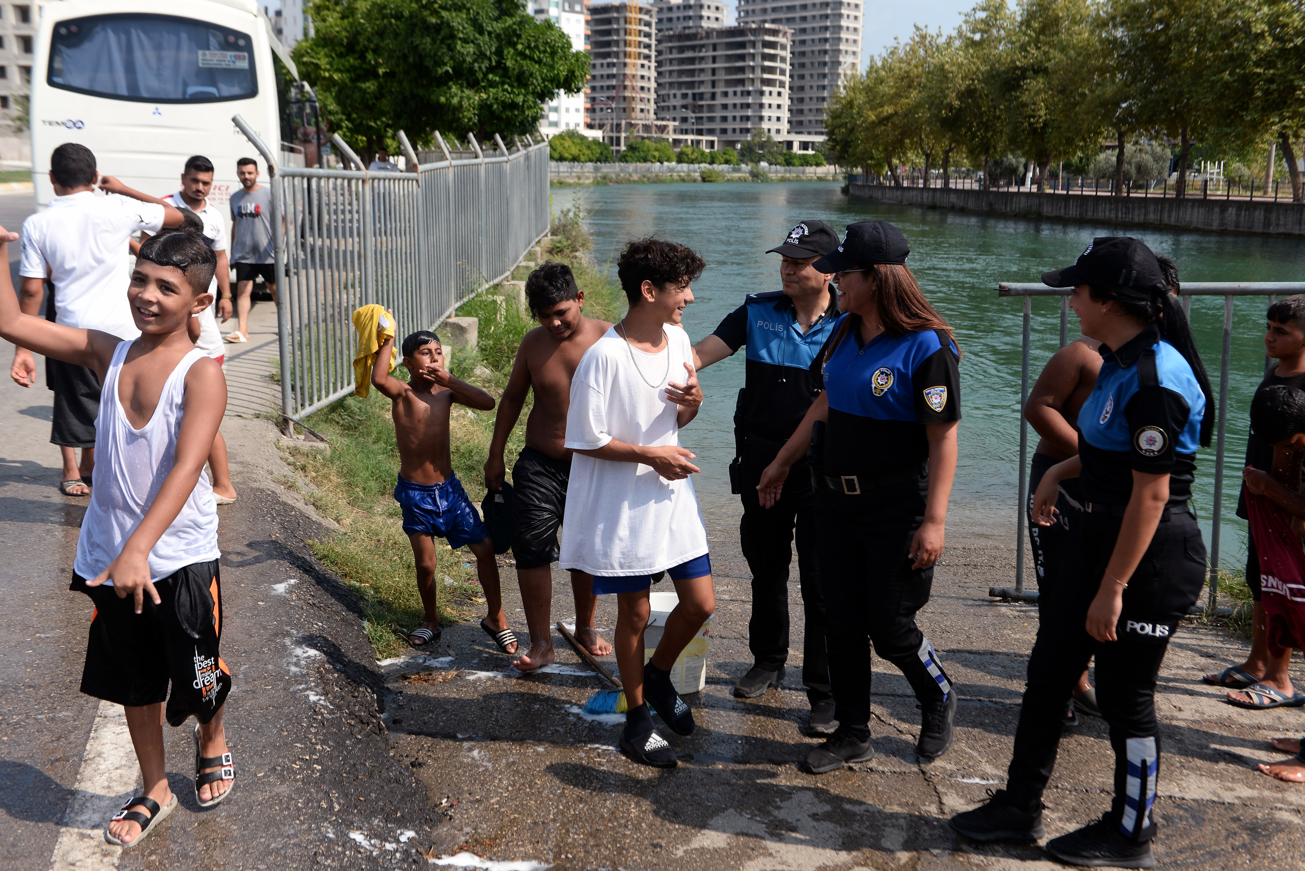Polis ekipleri  boğulmaların önüne geçiyor