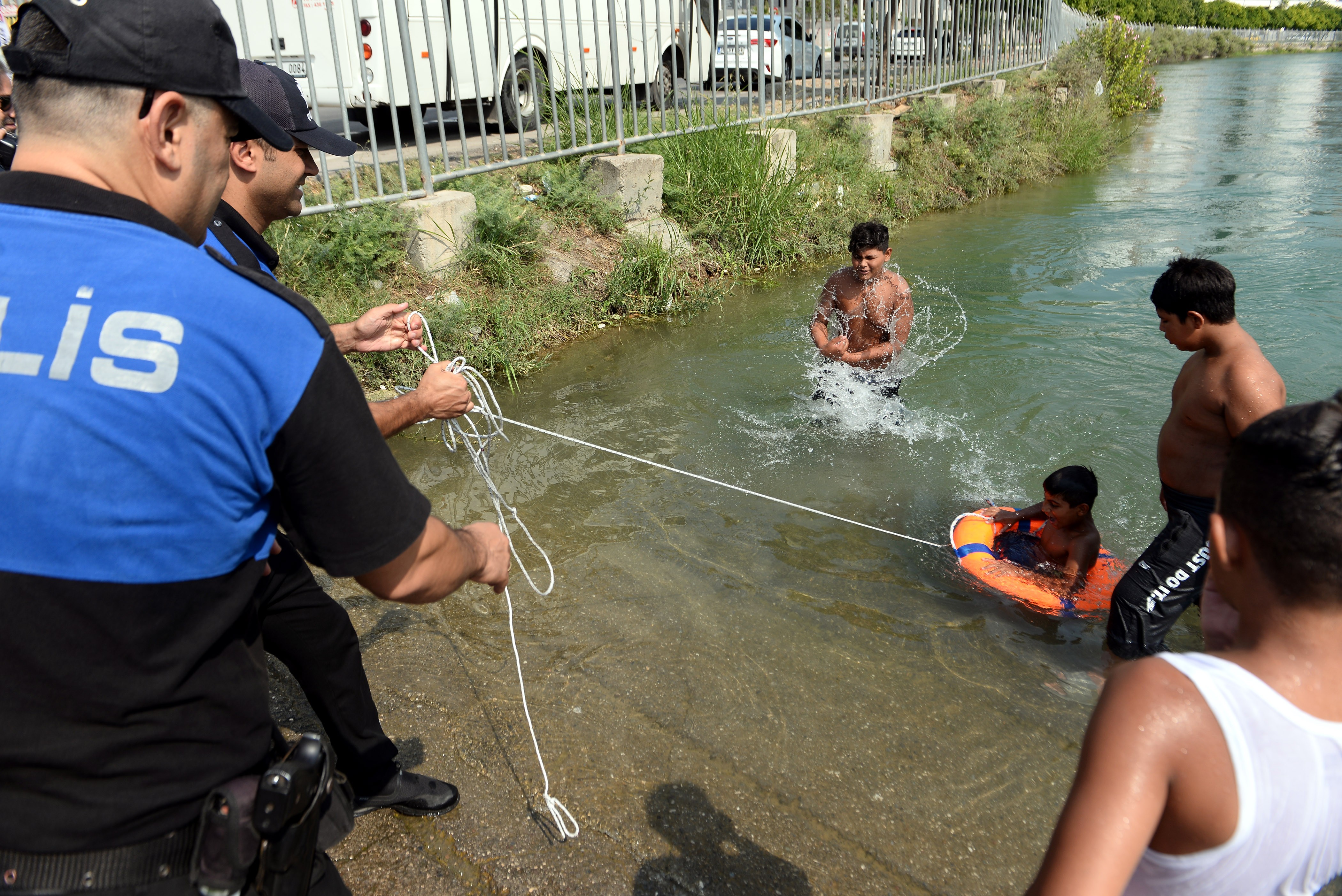 Polis ekipleri  boğulmaların önüne geçiyor