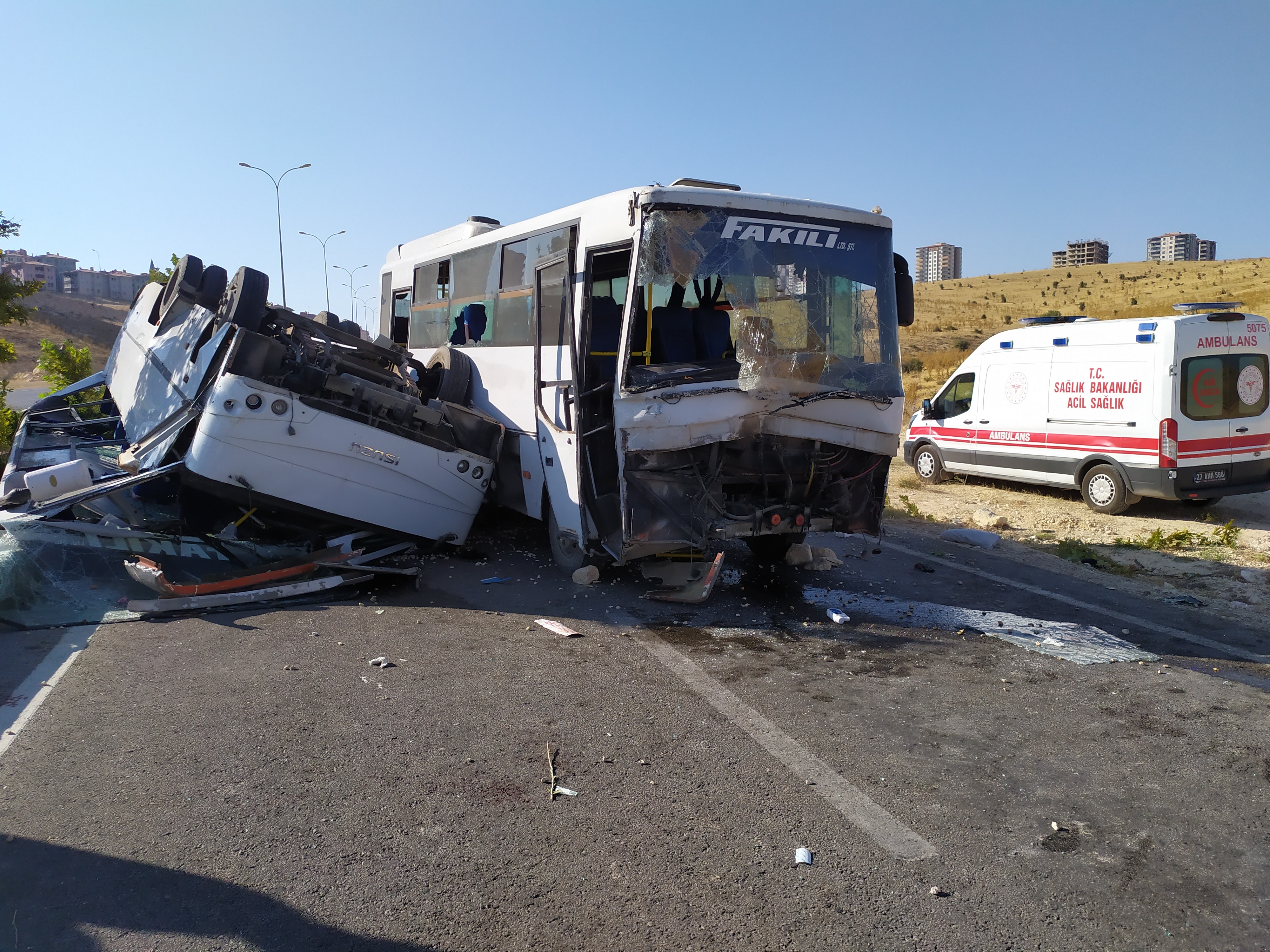 İşçi servisleri kaza yaptı 3'ü ağır 22 kişi yaralandı