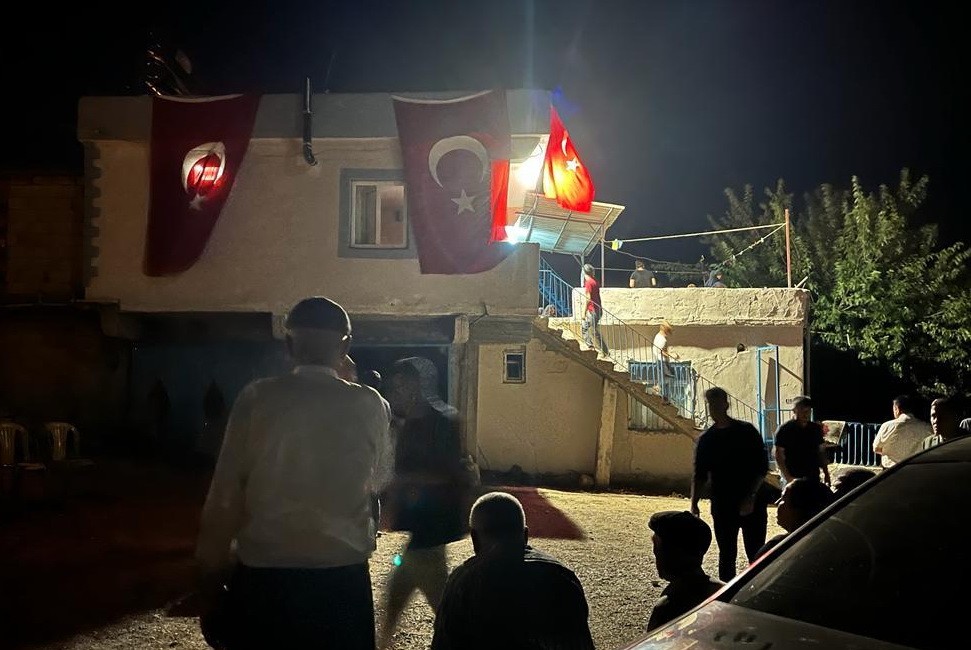 Şehidin baba ocağına türk bayrağı asıldı