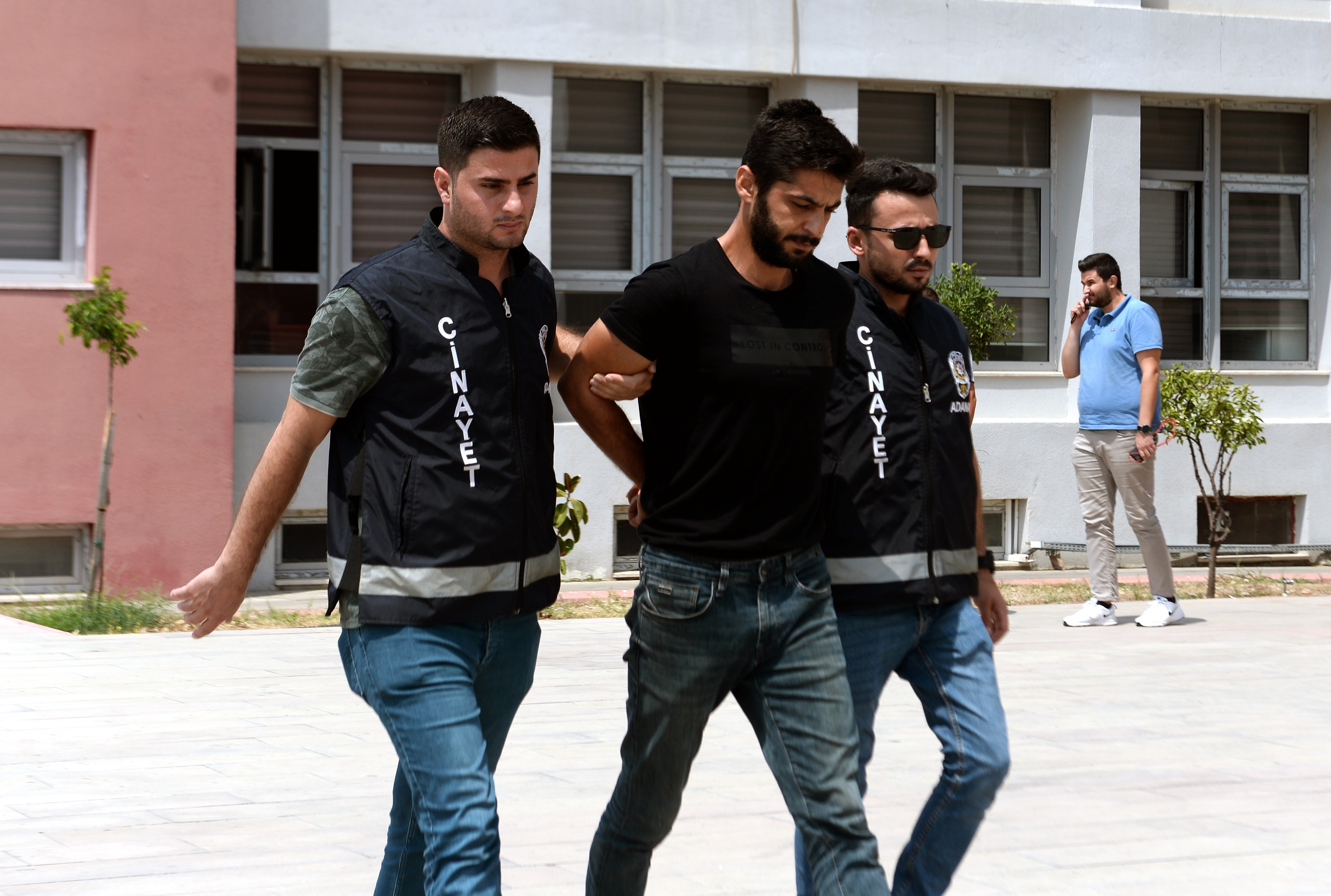 Eski sevgilisini rehine aldı
