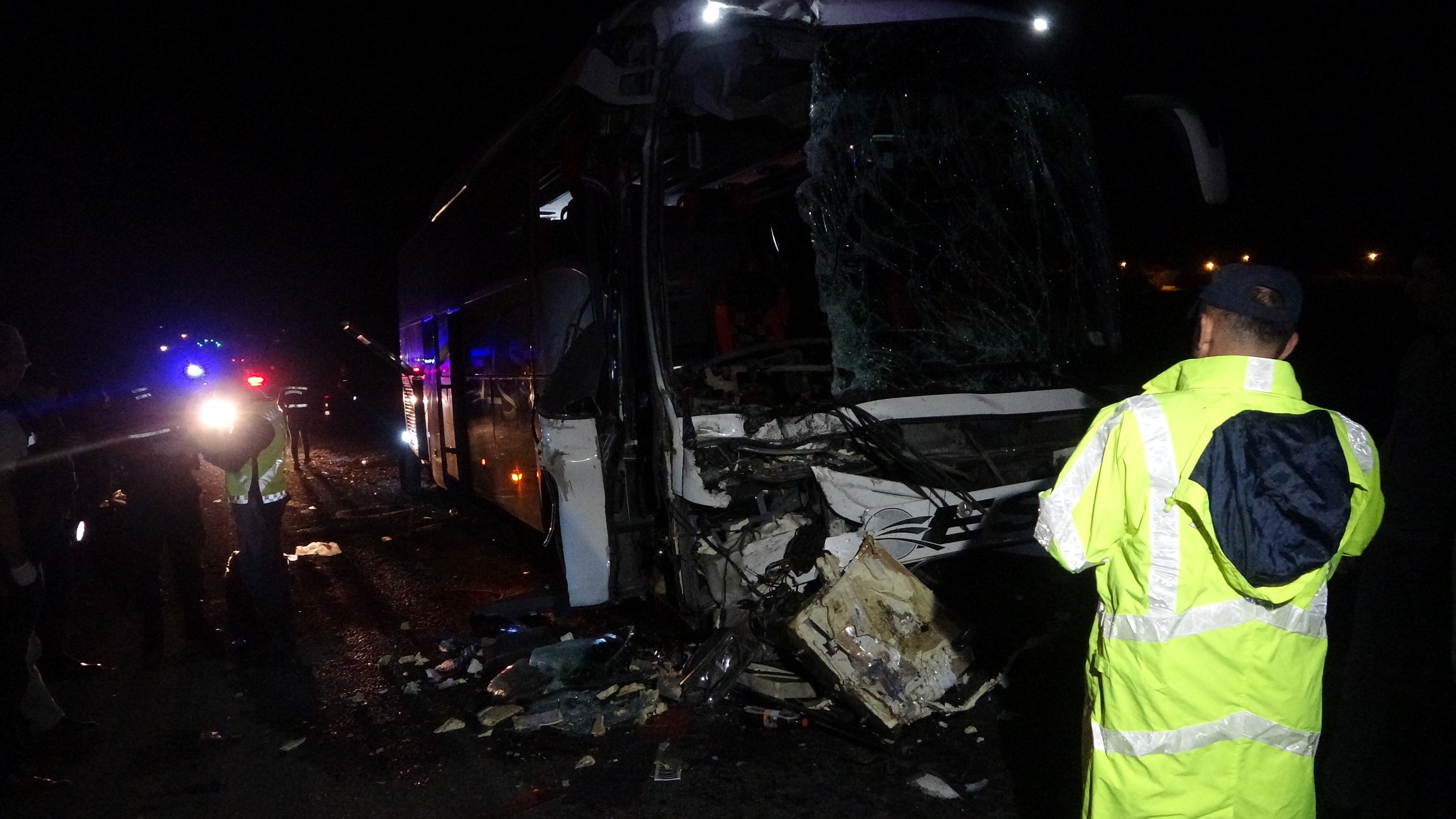 Şehirlerarası otobüs kaza yaptı: 1 ölü, 43 yaralı