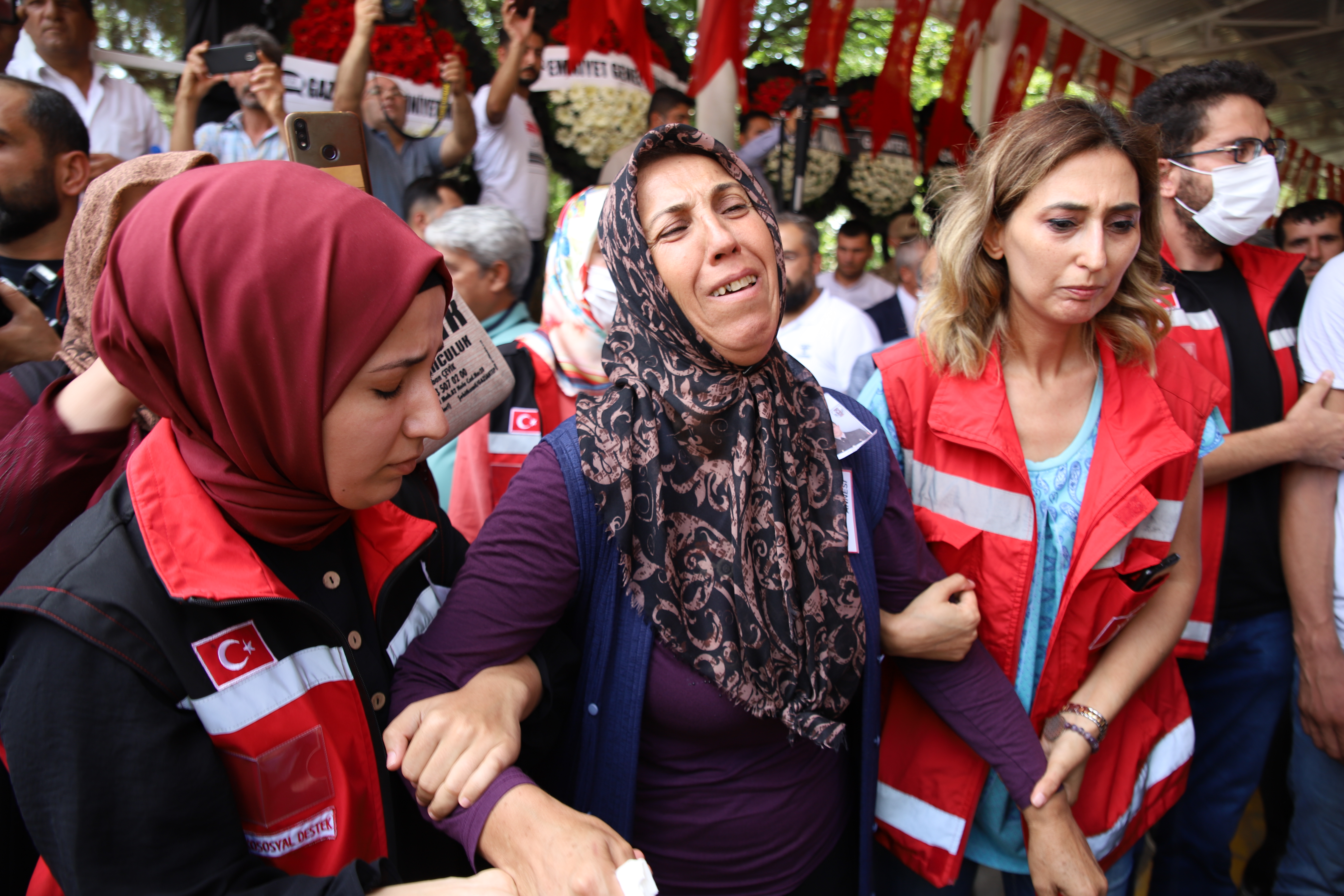 Şehidin naaşı gözyaşıyla uğurlandı