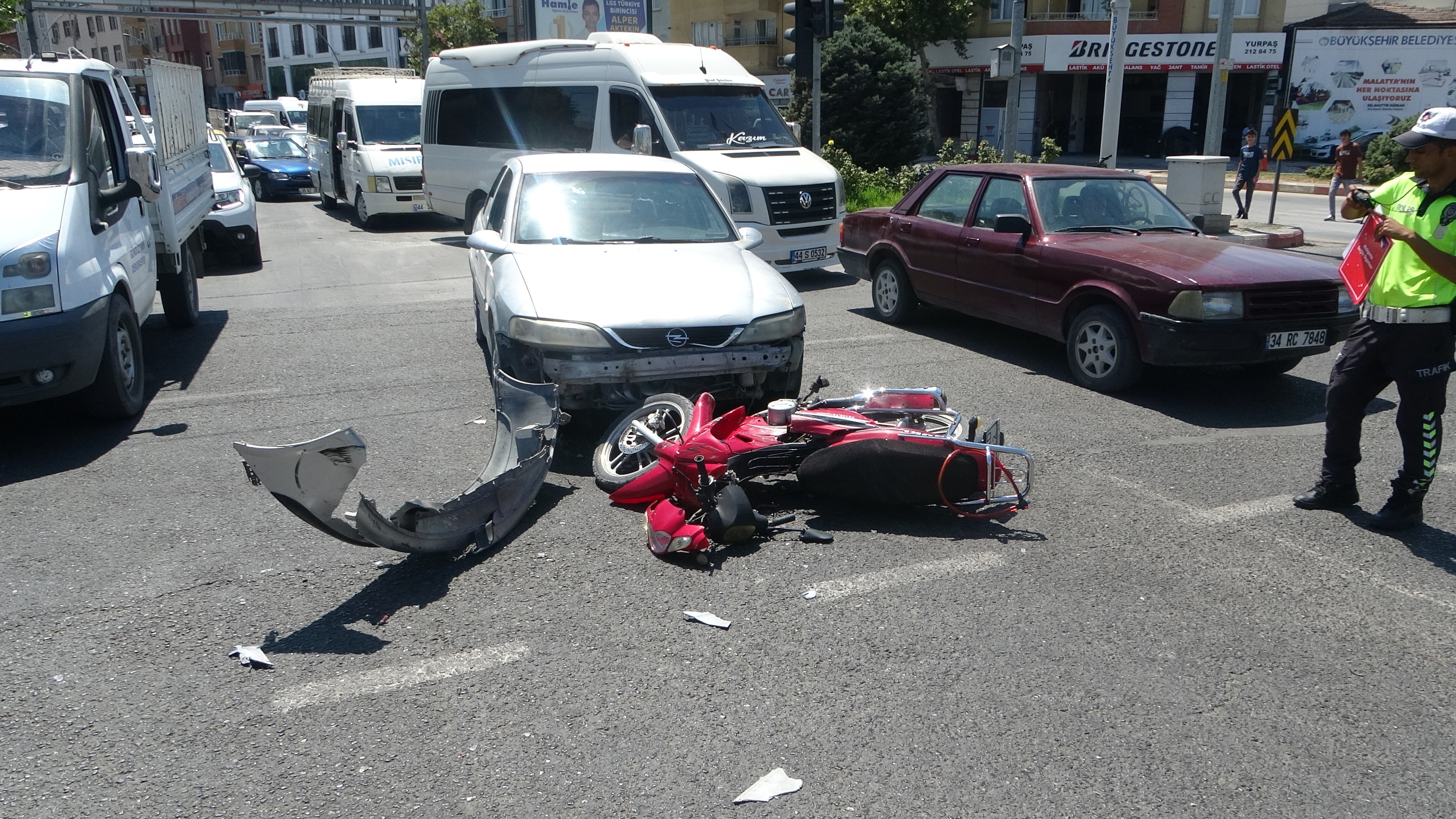 Otomobil ile motosiklet çarpıştı: 1 yaralı