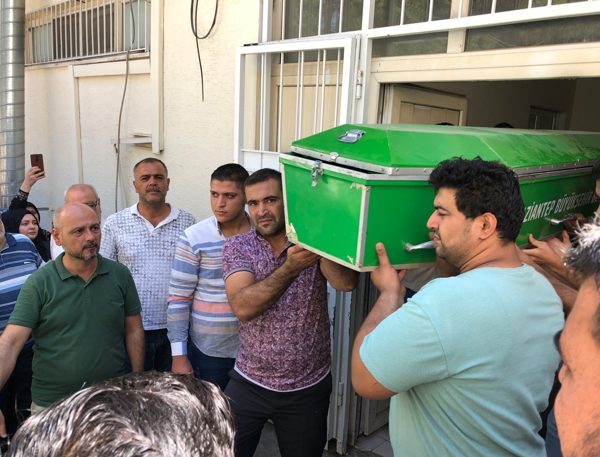 Babasını beklerken kamyonetin altında kalıp hayatını kaybetti