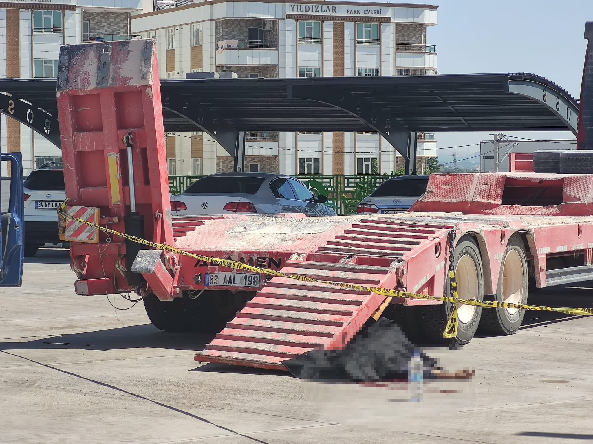 Şanlıurfa'da tırın yükleme rampasının altında kalan işçi öldü