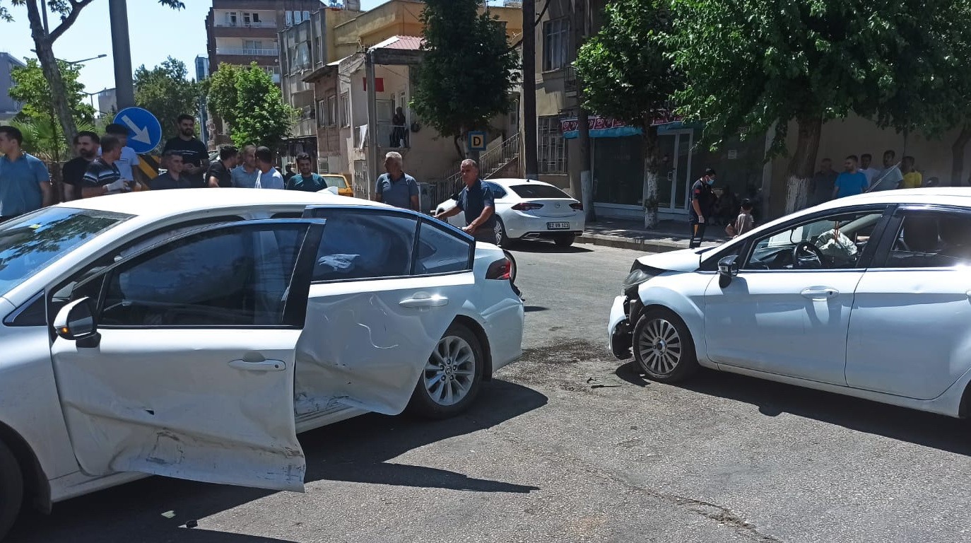 Adıyaman’da iki otomobil çarpıştı