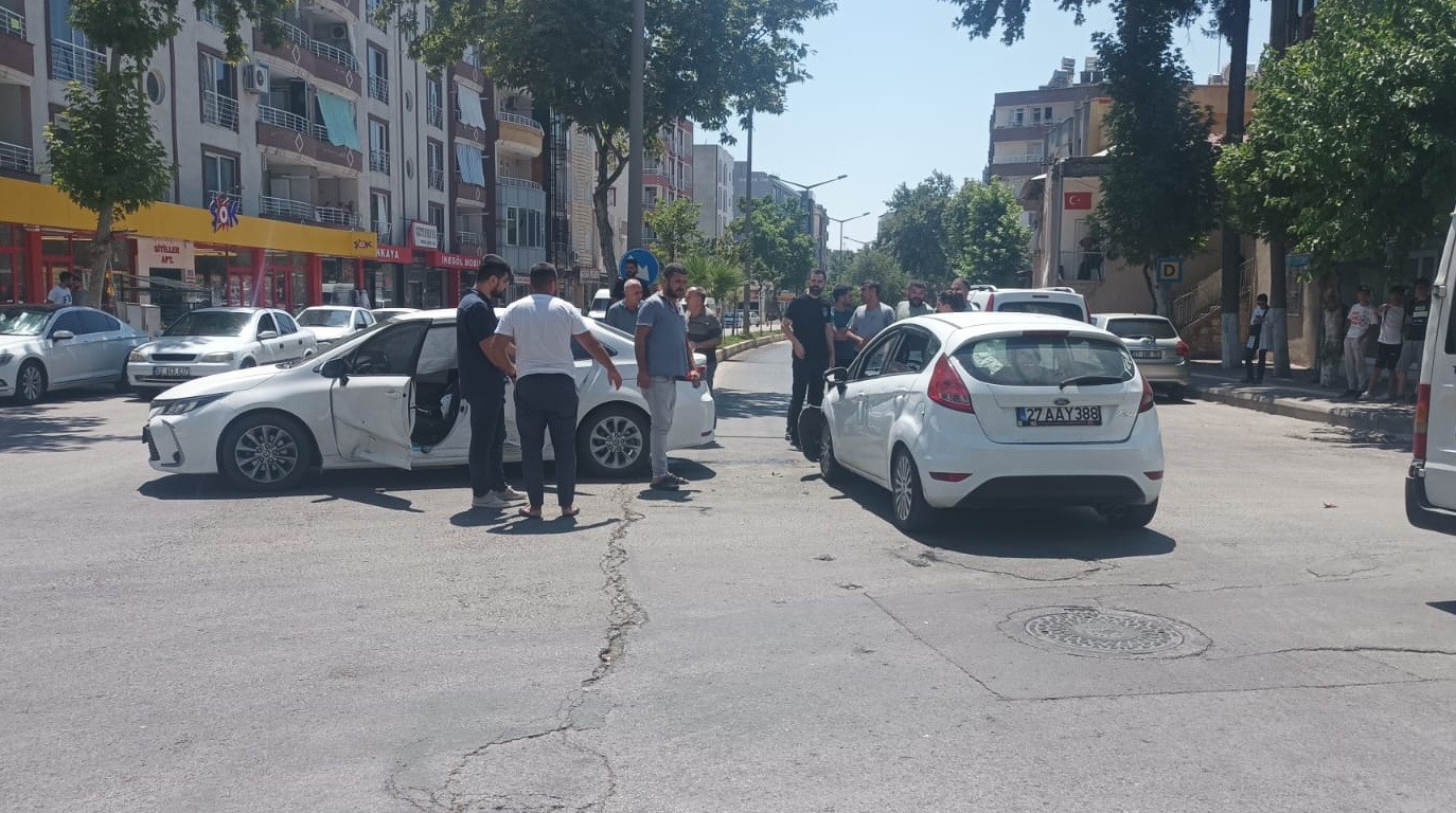 Adıyaman’da iki otomobil çarpıştı