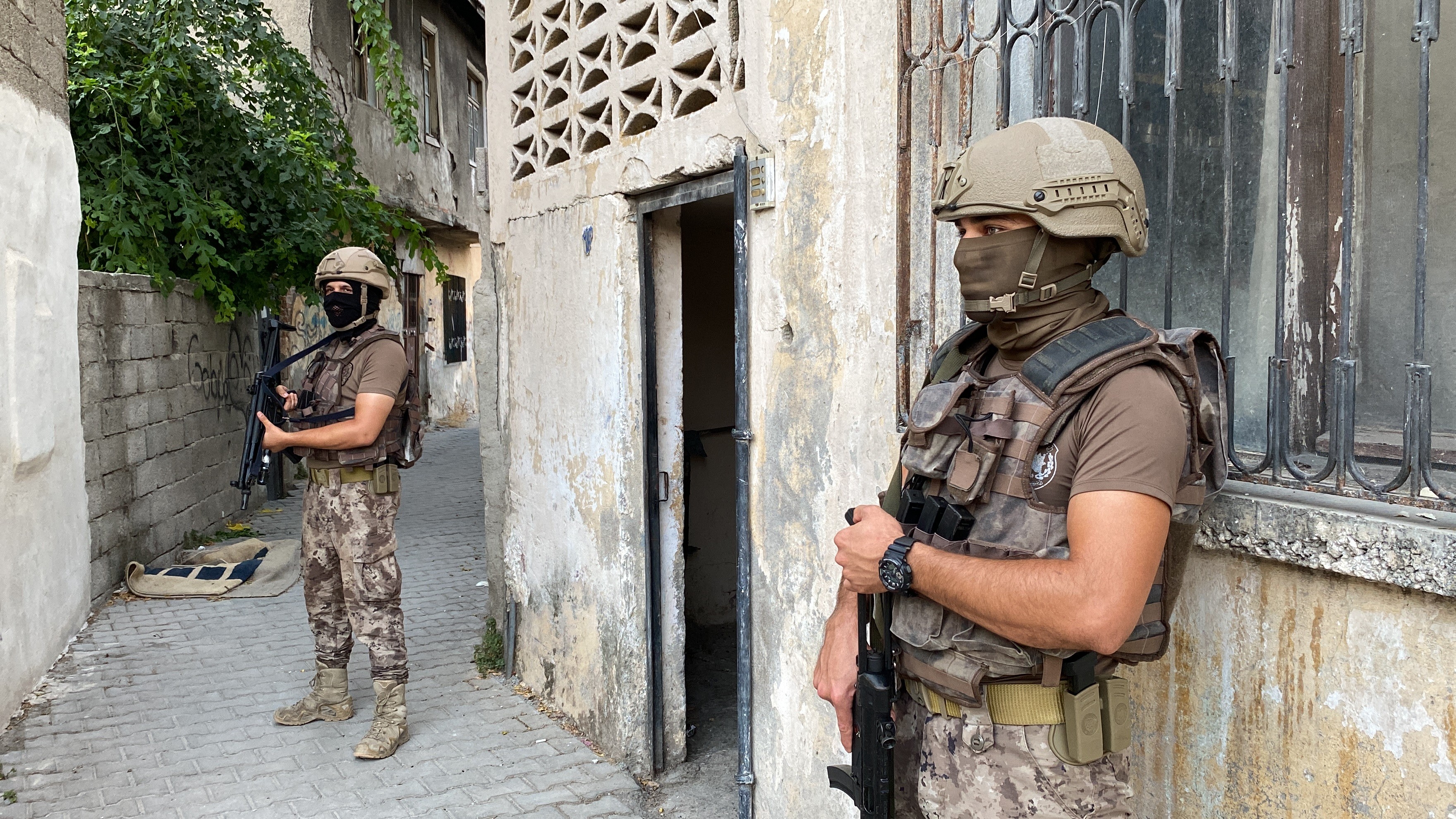 Şafak operasyonunda 8 kişi gözaltına alındı