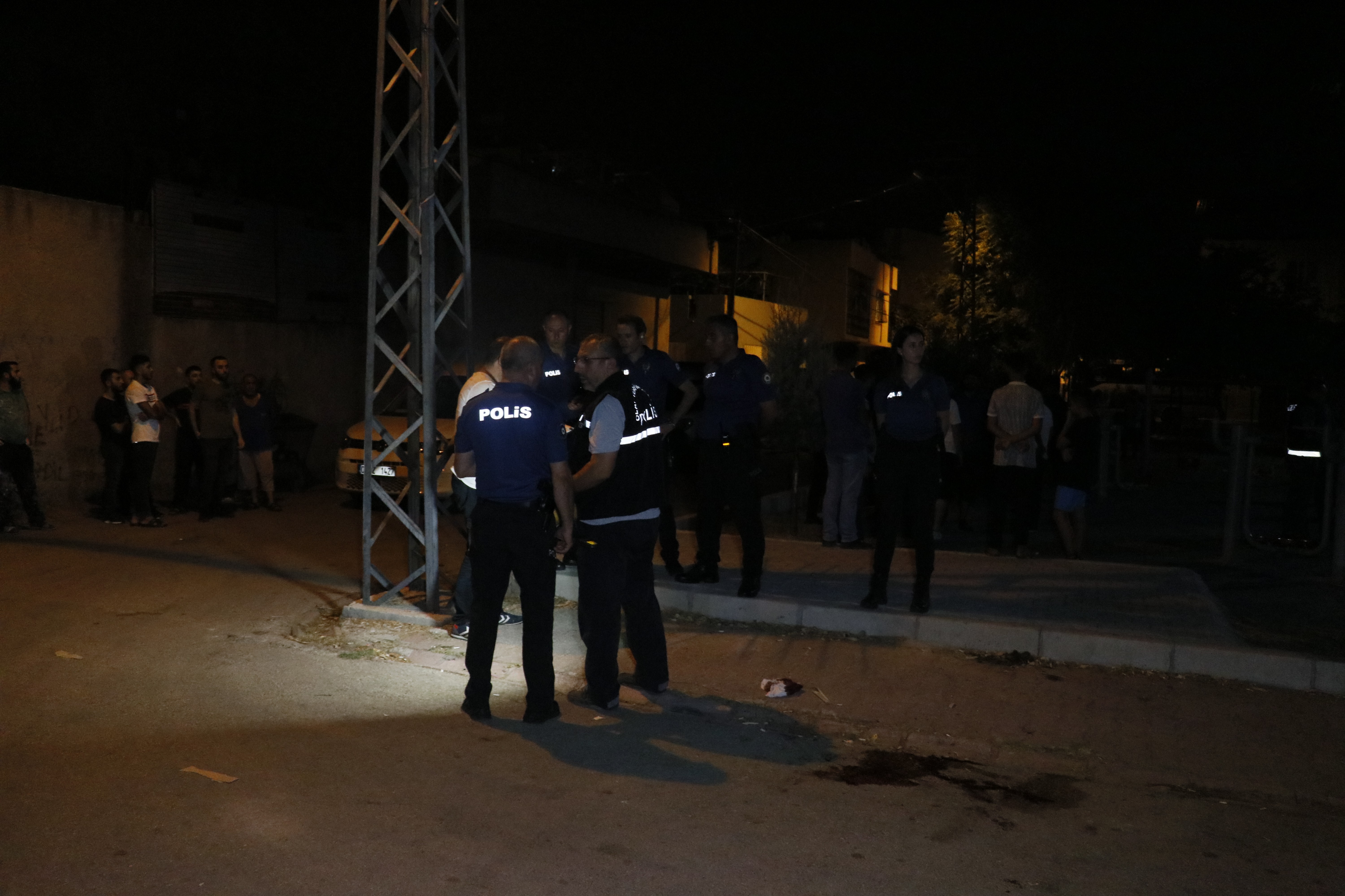 Selam verme bahanesiyle 2 kişiyi silahla vurdu