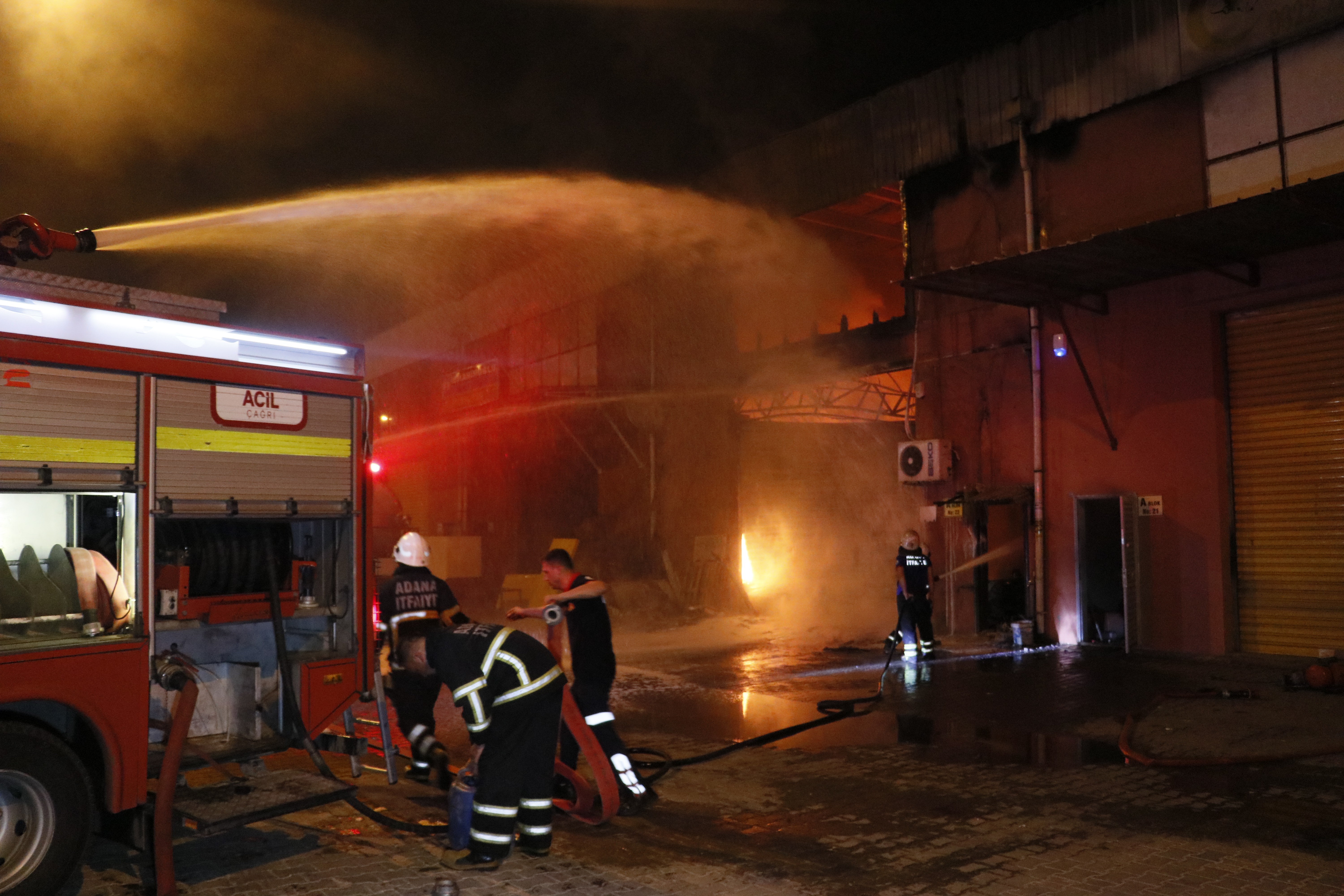 Depoda yangın çıktı 2 kişi yaralandı