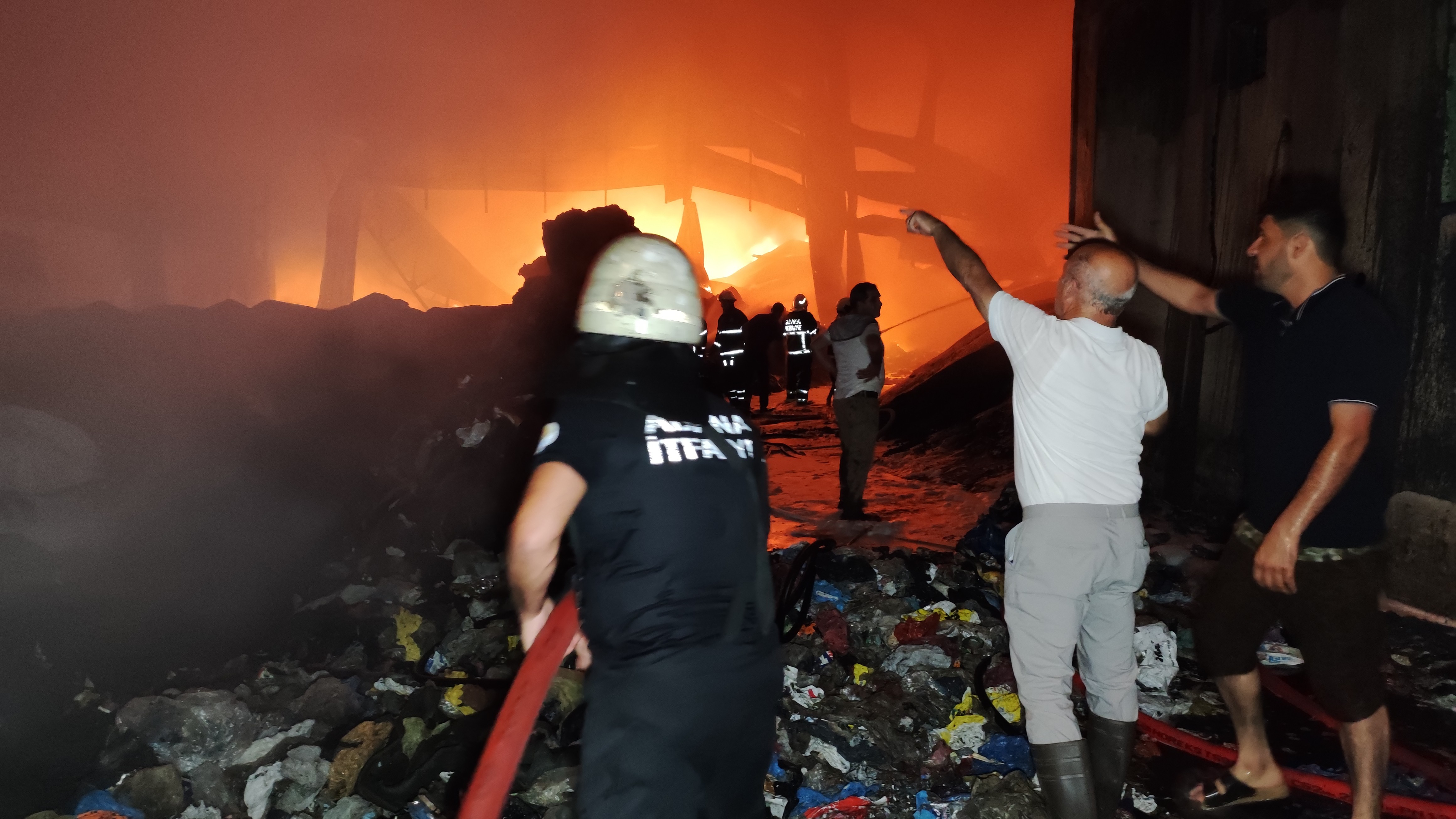 Geri dönüşüm fabrikasında yangın çıktı