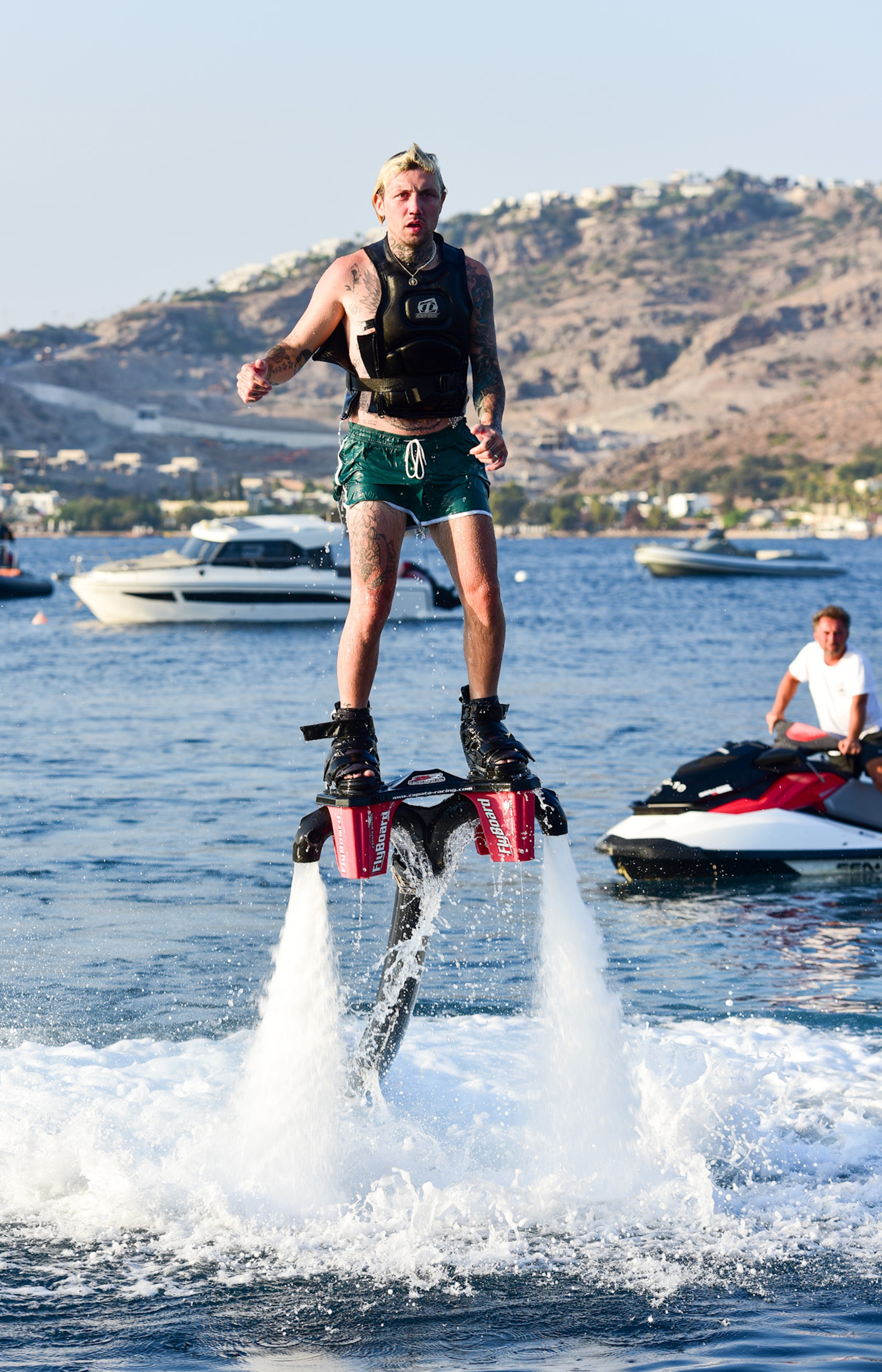 Özkan ailesi flyboard yaparken görüntülendi