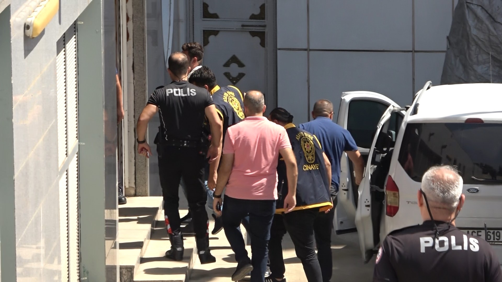 Sokak ortasında bıçaklanan yaşlı adam hayatını kaybetti