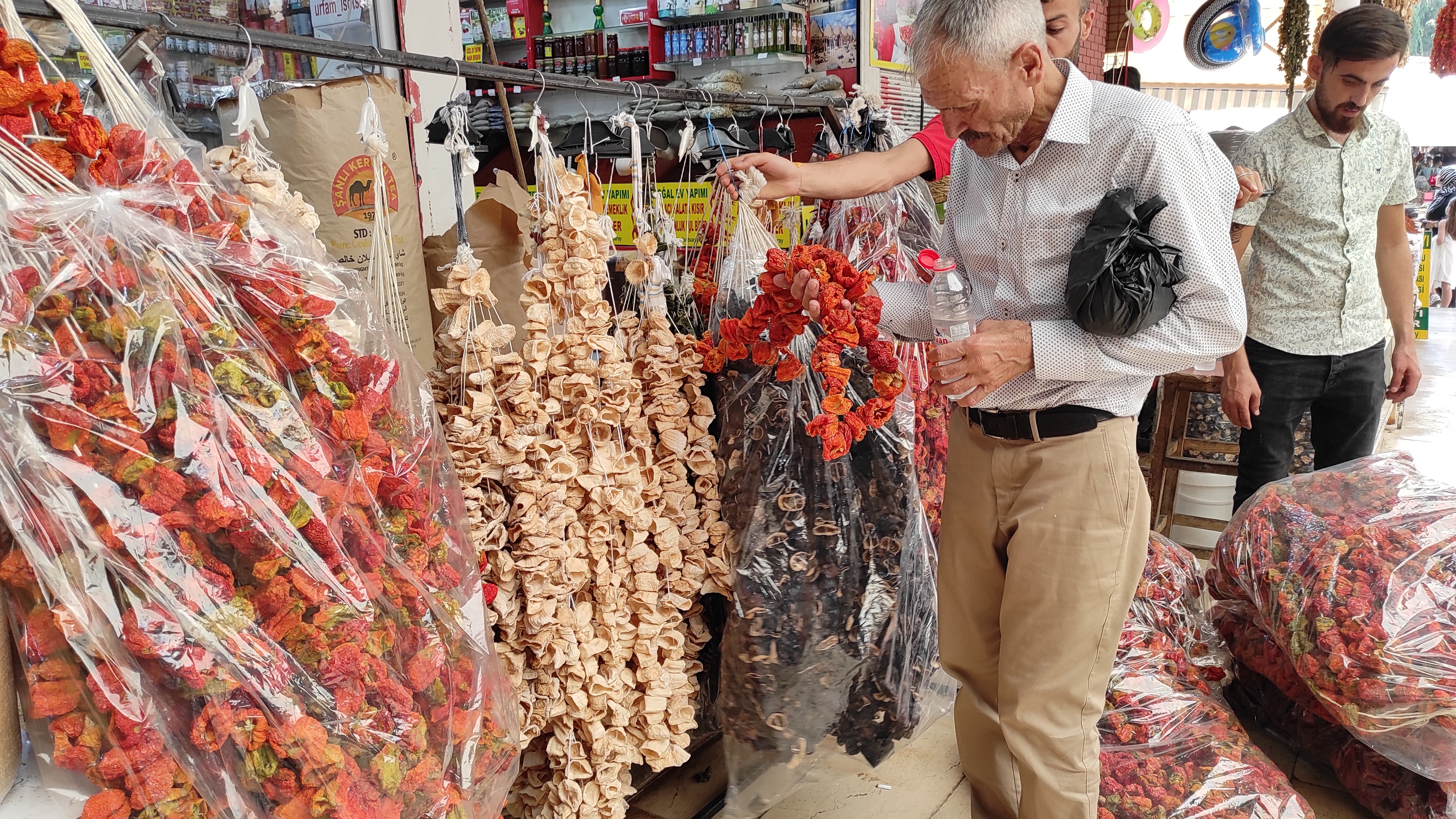 Şanlıurfa'da tarihi çarşıda renk cümbüşü yaşandı