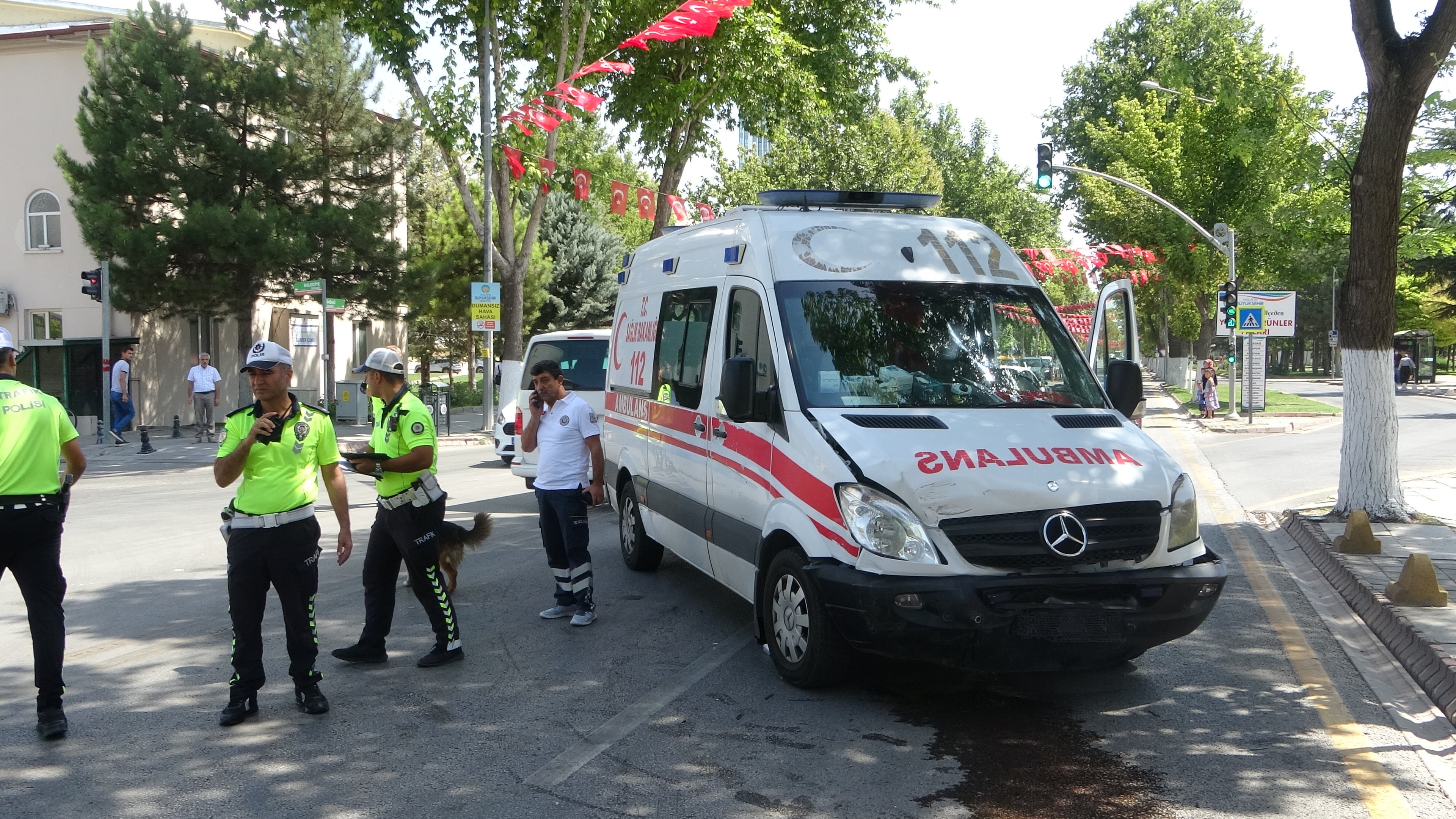 Ambulansla otomobil çarpıştı 1 kişi yaralandı