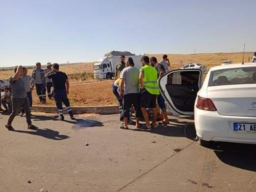 Hilvan'da traktöre otomobil çarptı: 3 yaralı