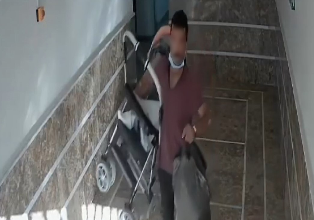 Apartmanın önündeki bebek arabasını çalıp kaçtı