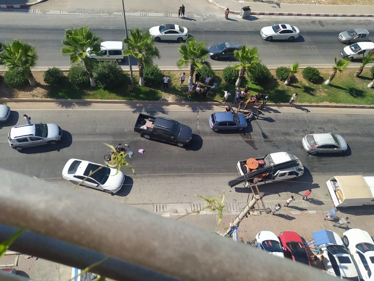 Otomobil motosikletliye çarptı sürücü ağır yaralandı