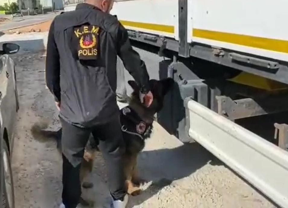 Gübre çuvallarının arasında kaçak sigara ele geçirildi