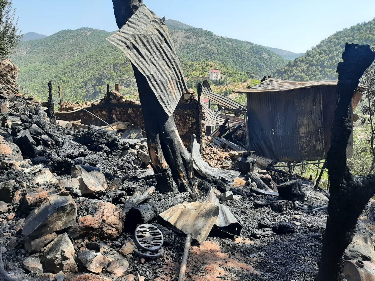 Köydeki yanan eve helikopterli müdahale