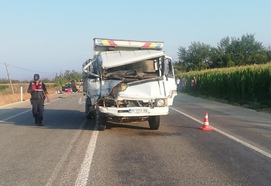 Tarım işçilerini taşıyan traktör ile kamyon çarpıştı: Ölü ve yaralılar var