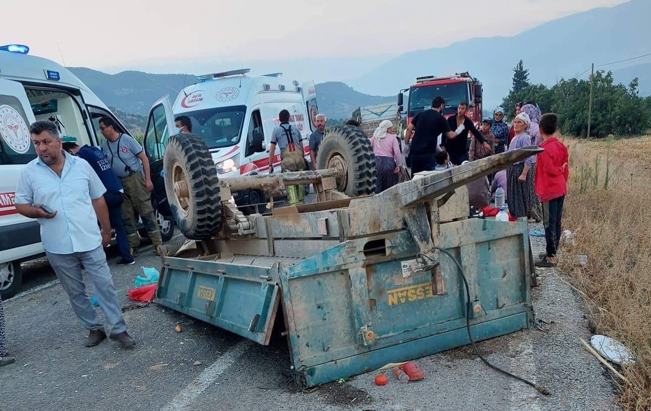 Tarım işçilerini taşıyan traktör ile kamyon çarpıştı: Ölü ve yaralılar var