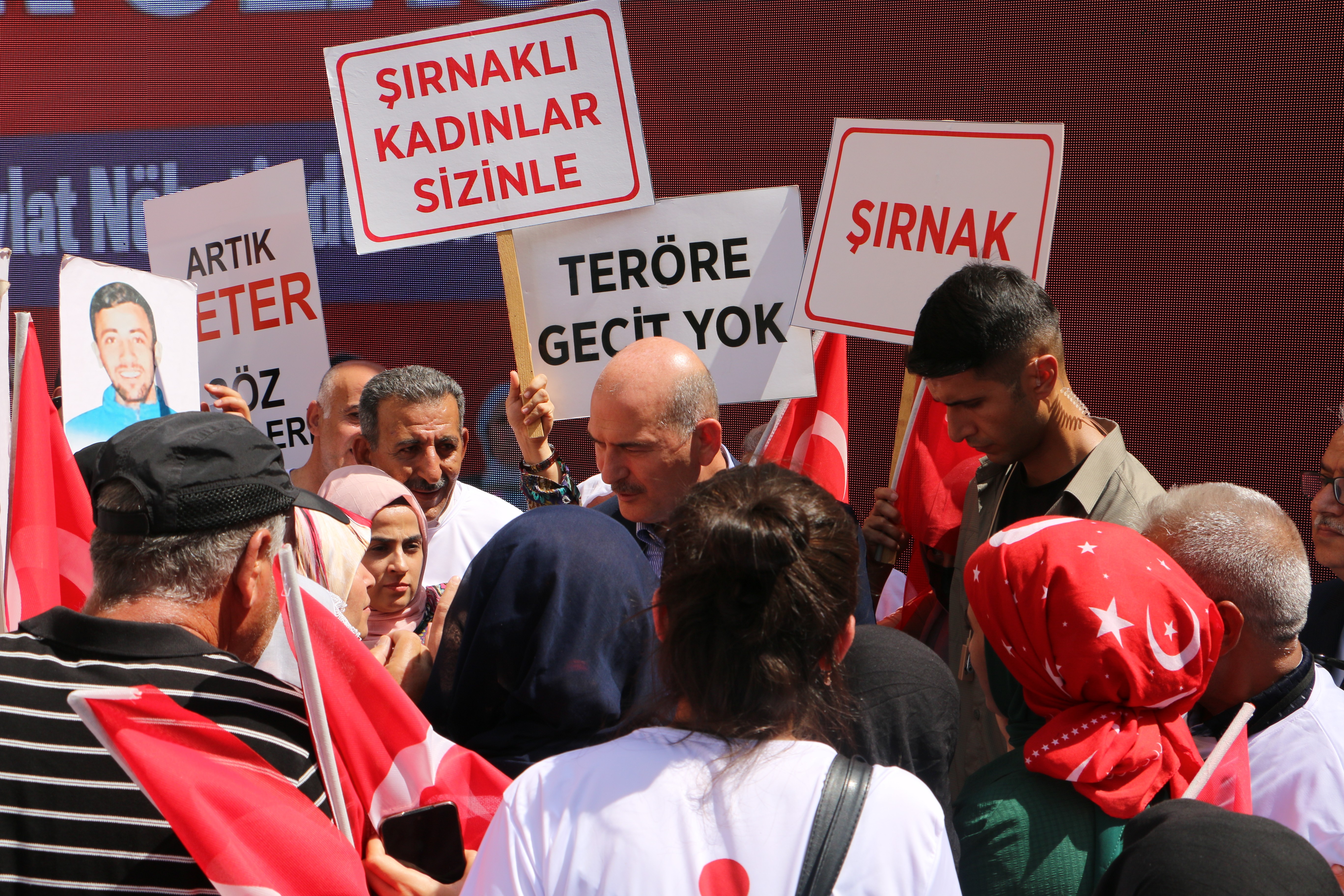 Bakan Soylu evlat nöbetinde olan annelerle bir araya geldi